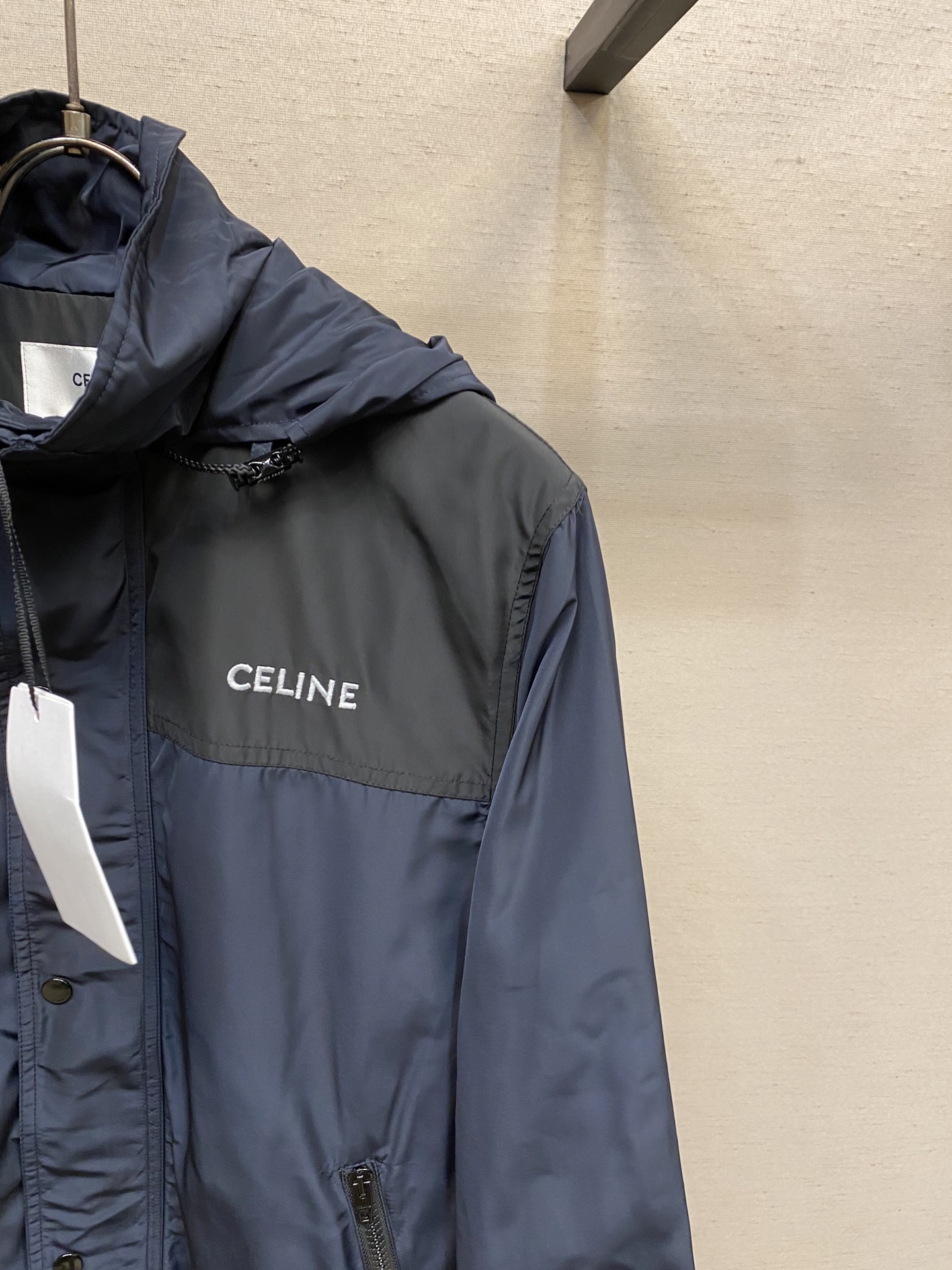 🌟🌟Celine、饰刺绣风衣面料选择：选用100%聚酯纤维打造而成的牛津布面料。纤维特性具有良好的韧性，
