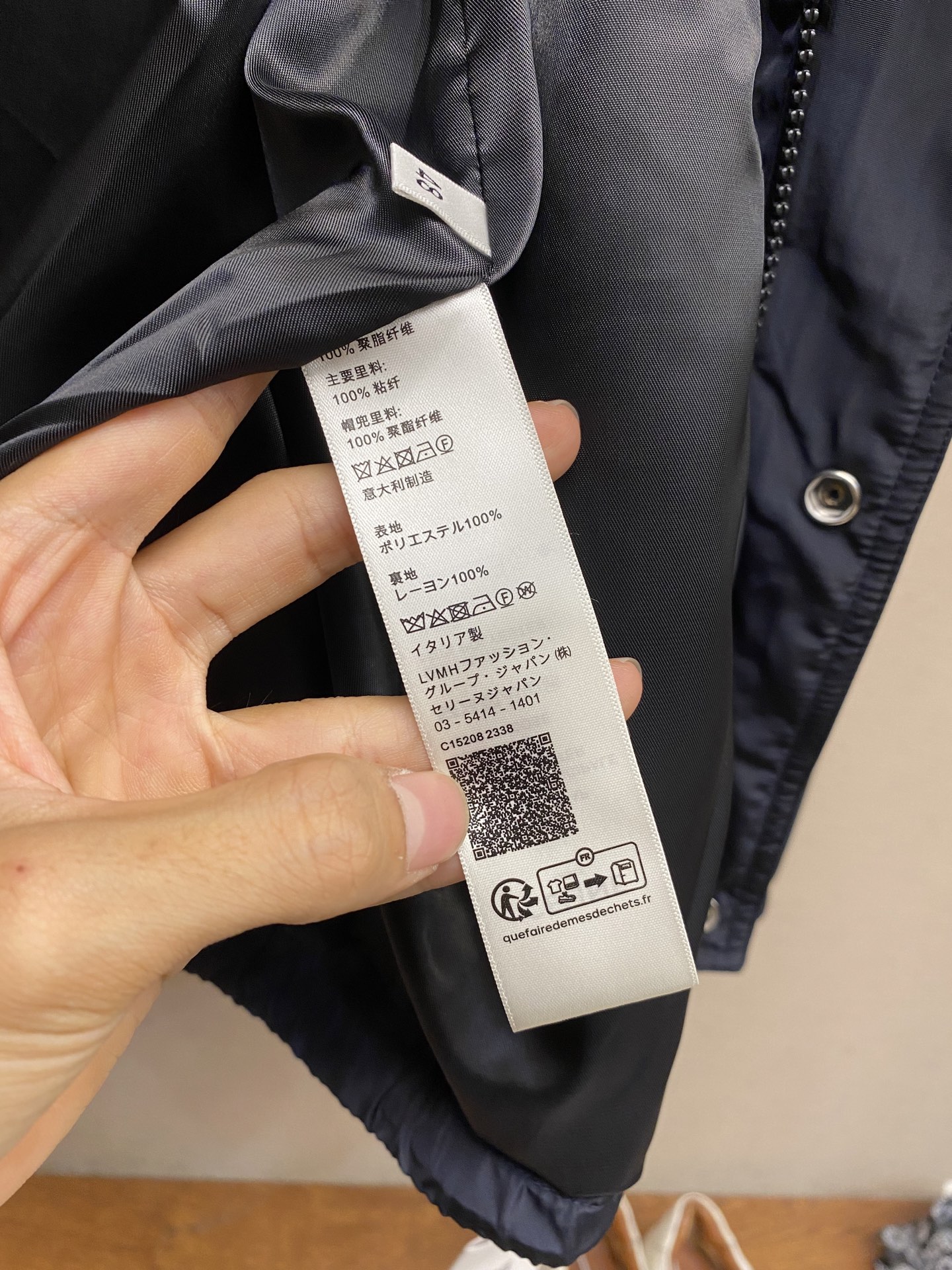 🌟🌟Celine、饰刺绣风衣面料选择：选用100%聚酯纤维打造而成的牛津布面料。纤维特性具有良好的韧性，