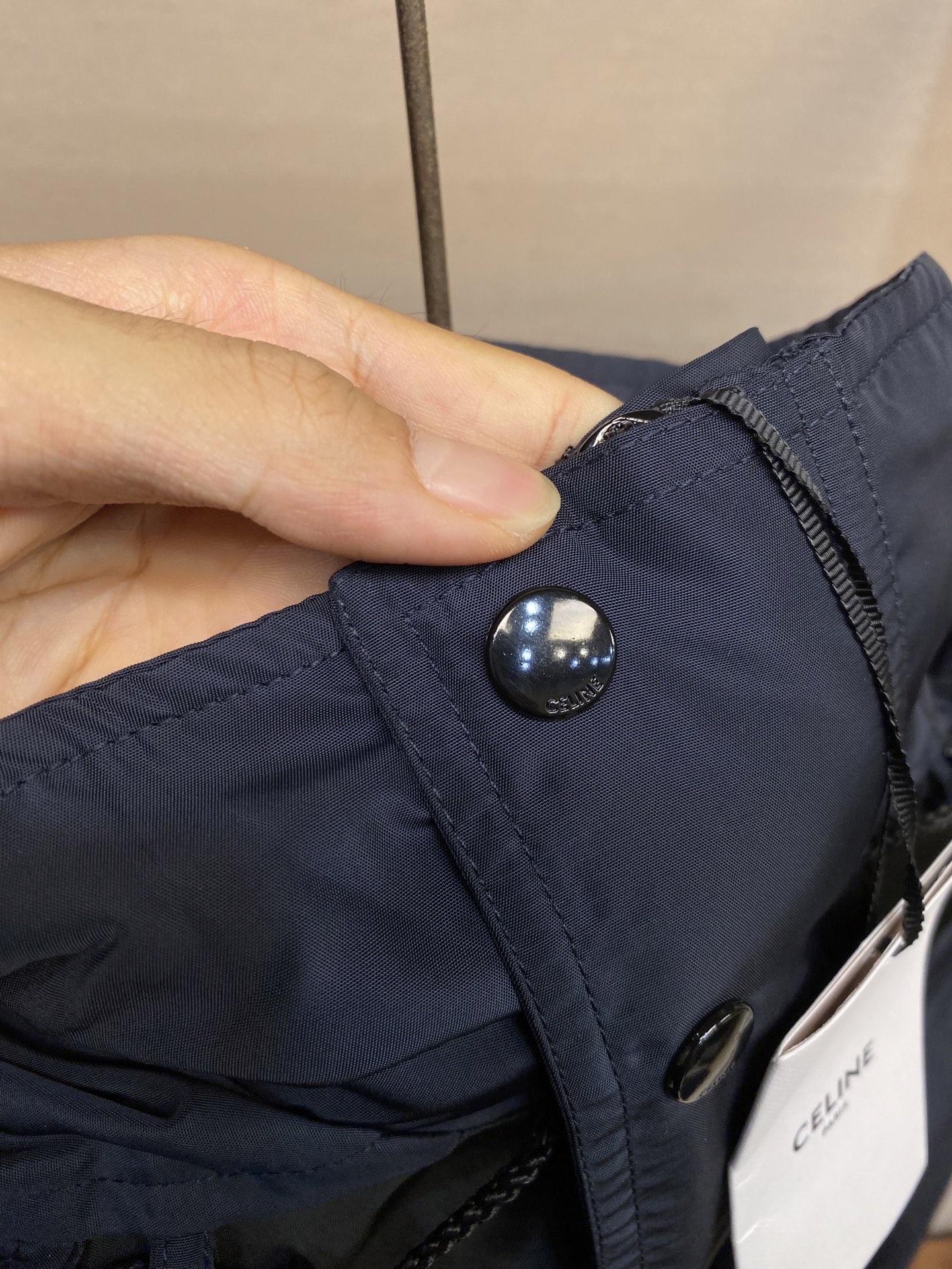 🌟🌟Celine、饰刺绣风衣面料选择：选用100%聚酯纤维打造而成的牛津布面料。纤维特性具有良好的韧性，