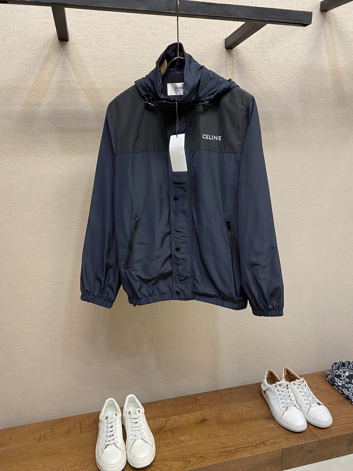 NO:530916,Celine, embroidery windbreaker fabric selection Oxford fabric made of polyester fiber. The fiber characteristics have good toughness. The lattice weaving structure of Oxford fabric makes the fabric tight structure, very resistant to pulling and friction, and at the same time has certain water-repellent properties. The polyester fiber itself is not dense, and while providing high strength, it maintains a relatively light weight and is free of burden on the wear. The process sets an extremely high stitch density through a computer embroidery machine, and the fabric and the base liner are tightly fixed to the frame of the embroidery machine, with uniform tension and just right. The double-axis linear guide drives the embroidery frame, and the frame shift accuracy can reach 0.01mm/P, ensuring accurate positioning, and the embroidery pattern completely covers the base cloth. Zippers and 6 snap buckles engraved with CELINE enhance double protection S-XL, celine, alexander wang19860909Celine、饰刺绣风衣 面料选择 选用聚酯纤维打造而成的牛津布面料.纤维特性具有良好的韧性,加上牛津布格子状织法结构使面料结构紧密,非常耐拉扯,耐磨擦,同时又有一定的防泼水性能.聚酯纤维本身密度不高,在提供高强度的同时,保持了相对较轻的重量,穿着无负担. 工艺 通过电脑绣花机设置极高的针迹密度,将面料和底衬一同紧绷地固定在绣花机的框架上,张力均匀且恰到好处.双轴直线导轨驱动绣框,移框精度可达0.01mm/P,确保精准定位,刺绣图案完全覆盖底布. 拉链和6枚镌刻CELINE字样的按扣开合提升双重防护 尺码S-XL,,celine,alexander wang,Men's clothing