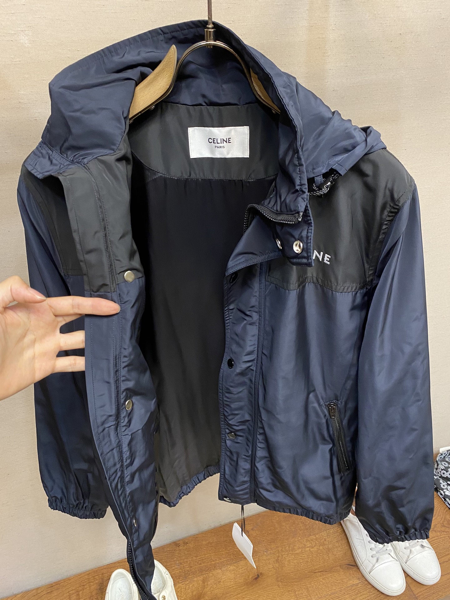 🌟🌟Celine、饰刺绣风衣面料选择：选用100%聚酯纤维打造而成的牛津布面料。纤维特性具有良好的韧性，