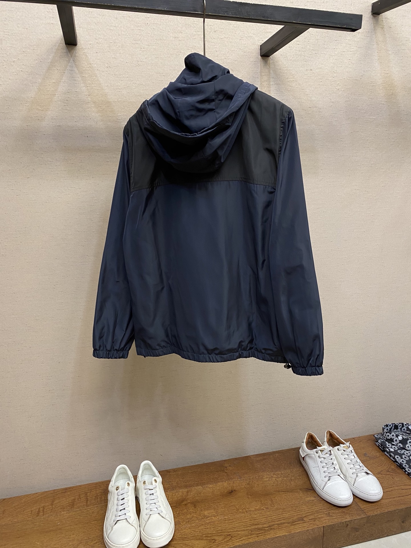 🌟🌟Celine、饰刺绣风衣面料选择：选用100%聚酯纤维打造而成的牛津布面料。纤维特性具有良好的韧性，