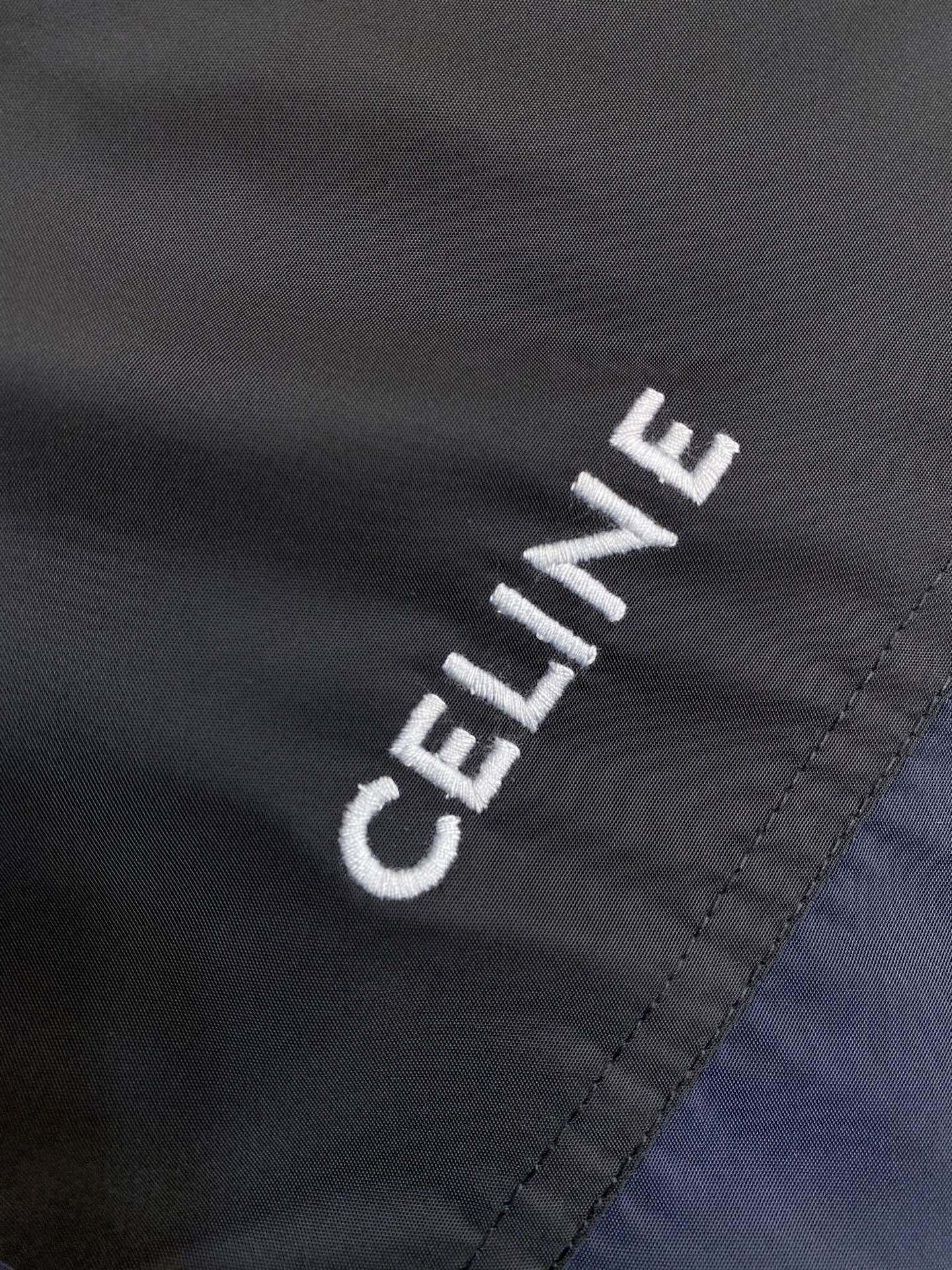 🌟🌟Celine、饰刺绣风衣面料选择：选用100%聚酯纤维打造而成的牛津布面料。纤维特性具有良好的韧性，
