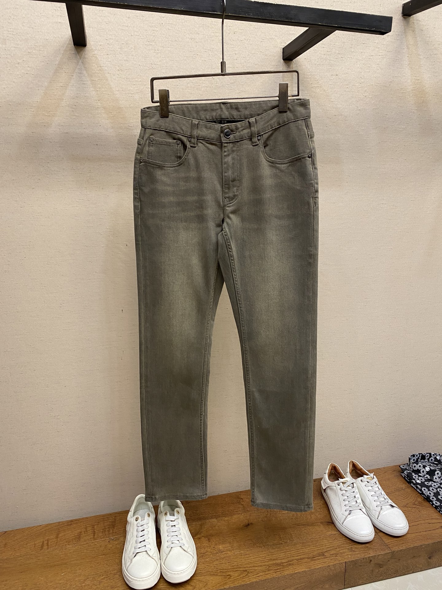 🌟🌟Zzegna，2025ss好穿不挑身材在搭配上没有太多的限制 随意简洁的衬托其他单品，来展现自己的风