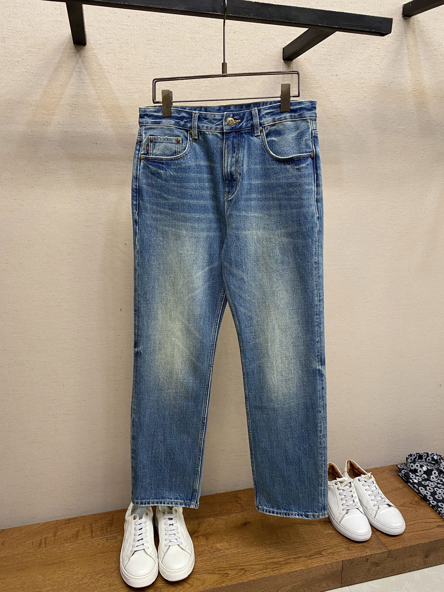 NO:541470,Gucci, 2025ss is easy to wear and not picky about body shape. There are no restrictions on matching. It is casual and simple to set off other items to show your style and posture~ I have to give it a thumbs up for its practical wear. The style/detail design is not to be chosen, and whoever wears it looks good. This jeans really have to modify the leg shape more than you imagined. The overall size is mainly comfortable. The trouser legs are just right, making them look slimmer and straight, and easily wear them in long legs all over the screen, and the aura is fully opened!  You can match any style of items, match with various T-shirts/shirts, knitted jackets, you don’t have to worry about matching on your daily trip. Size 29-38, gucci, jeans, jackets & coats,shirts,tees, t-shirt,alexander wang19860909Gucci,2025ss好穿不挑身材在搭配上没有太多的限制 随意简洁的衬托其他单品,来展现自己的风格姿态～ 对于它的实穿性不得不竖起一个大拇指了,版型／细节设计没得挑,谁穿谁好看.这款牛仔裤真的要比你想象中更加修饰腿型,整体以舒适为主,裤腿大小做的恰到好处,显瘦显腿直,轻松穿出满屏的大长腿,拉长比例气场全开！ 可以百搭任何风格的单品,搭配各种T恤／衬衫,针织外套都可,日常外出不必再为搭配而烦恼了 尺码29-38,,gucci,jeans,jackets & coats,shirts,tees，t-shirt,alexander wang,Men's clothing