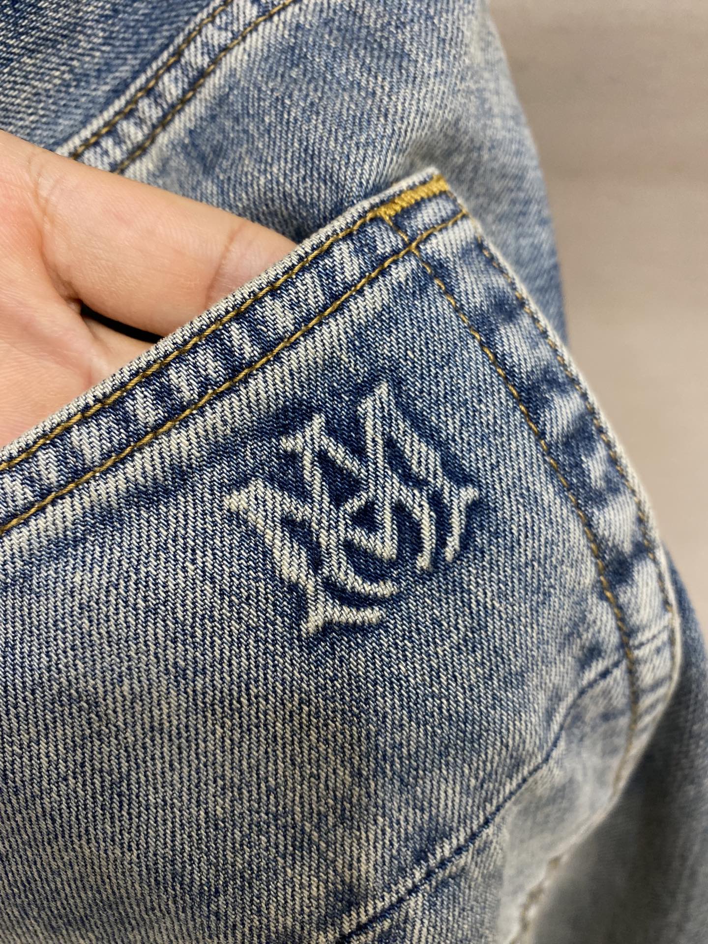 🌟🌟AMIRI，2025ss好穿不挑身材在搭配上没有太多的限制 随意简洁的衬托其他单品，来展现自己的风格