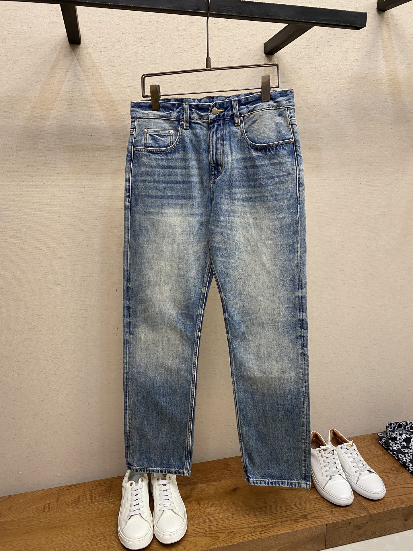 NO:541473,AMIRI, 2025ss is easy to wear and not picky about body shape. There are no restrictions on matching. It is arbitrarily and concisely to set off other items to show your style and posture~ I have to give it a thumbs up for its practical wear. The style/detail design is not to be chosen, and whoever wears it looks good. This jeans really have to modify the leg shape more than you imagined. The overall size is mainly comfortable. The trouser legs are just right, making them look slimmer and straight, and easily wear them all over the screen, and the lengthening and proportional aura is fully opened!  You can match any style of items, match with various T-shirts/shirts, knitted jackets, you don’t have to worry about matching on your daily trip. Size 29-38, amiri, jeans, jackets & coats,shirts,tees, t-shirt,alexander wang19860909AMIRI,2025ss好穿不挑身材在搭配上没有太多的限制 随意简洁的衬托其他单品,来展现自己的风格姿态～ 对于它的实穿性不得不竖起一个大拇指了,版型／细节设计没得挑,谁穿谁好看.这款牛仔裤真的要比你想象中更加修饰腿型,整体以舒适为主,裤腿大小做的恰到好处,显瘦显腿直,轻松穿出满屏的大长腿,拉长比例气场全开！ 可以百搭任何风格的单品,搭配各种T恤／衬衫,针织外套都可,日常外出不必再为搭配而烦恼了 尺码29-38,,amiri,jeans,jackets & coats,shirts,tees，t-shirt,alexander wang,Men's clothing