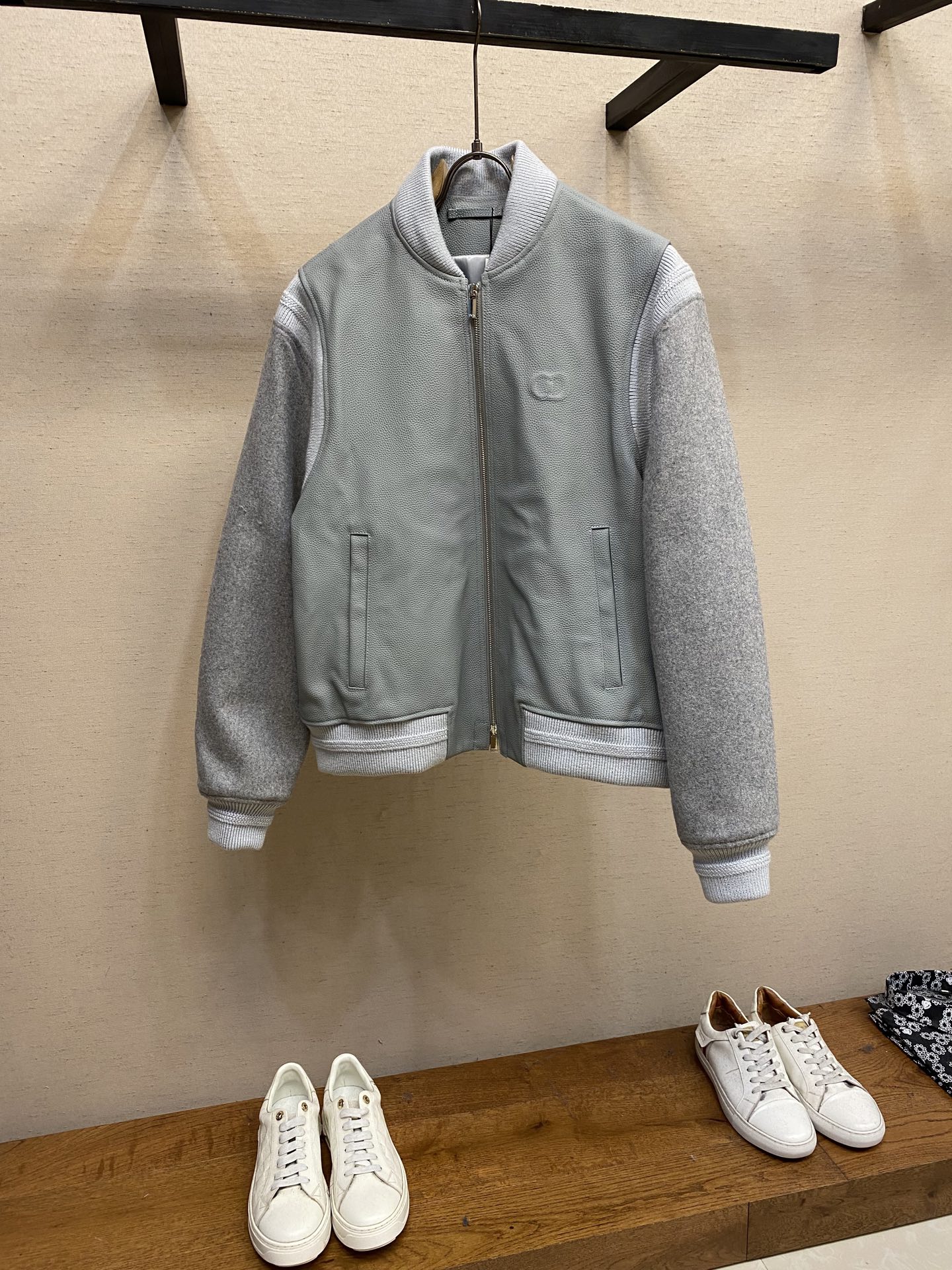 NO:541462,Dior [High-end customization, only code change] New autumn and winter style | Cowhide wool baseball jacket, new definition of fashion YB Buy Dior new autumn and winter style is coming, cowhide and wool collide to create a unique baseball jacket!  Classic baseball uniforms, neat and unhidden fashion sense. The texture of cowhide is crisp, the wool is delicate and skin-friendly, the splicing design breaks the rules, and the details are all high-end taste~ Whether it is a casual street style with jeans or a mix and match with skirts, you can easily make the shape. The autumn and winter wardrobe must have a place, and the return rate will be directly raised when worn. Size 48-56,,dior, skirts, jeans, jackets & coats,cowhide,alexander wang19860909Dior【高端定制,只可换码】秋冬新款 | 牛皮拼羊毛棒球外套,时髦新定义 YB 购入打造 Dior 秋冬新款来袭 牛皮与羊毛碰撞,打造独特棒球外套！ 经典棒球服型,利落又藏不住的时髦感.牛皮质感挺括,羊毛细腻亲肤,拼接设计打破常规,细节里全是高级品味~ 不管是配牛仔裤走随性街头风,还是搭裙装玩混搭,都能轻松拿捏造型,秋冬衣橱必须有它一席之地,穿出去回头率直接拉满 尺码48-56,,dior,skirts,jeans,jackets & coats,cowhide,alexander wang,Men's clothing