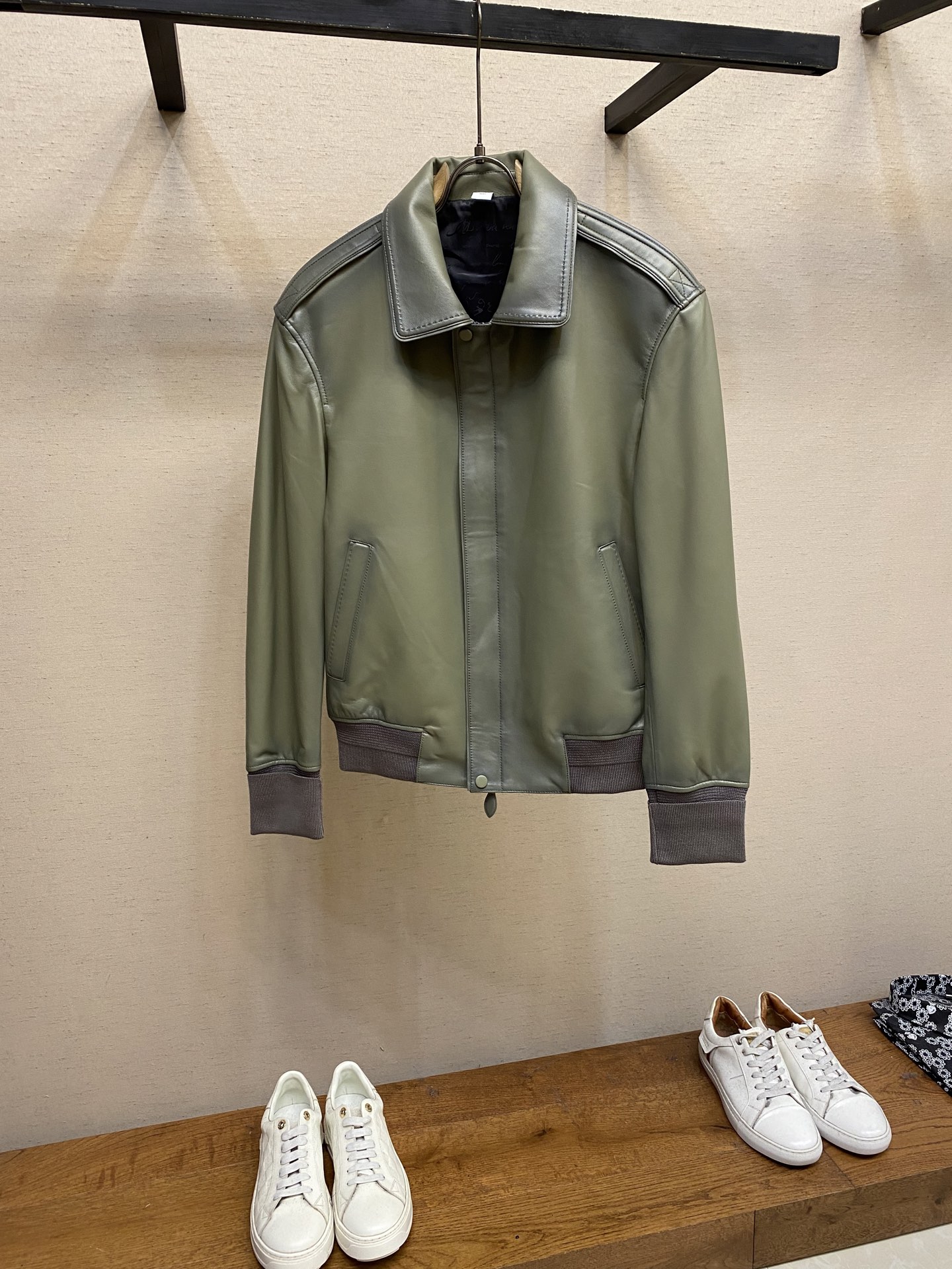 NO:541485,Berluti [High-end customization, only code changeable] Color rubbing leather jacket Classic color spraying technology Minimalist without modification Everything is spoken with leather Material Oil edge craftsmanship is indispensable Minimalist and high-end Size 48-56,, jackets & coats,alexander wang19860909Berluti【高端定制,只可换码】擦色工艺皮夹克 经典喷色工艺 极简无修饰 一切用皮料说话 油边工艺不可少 极简高级感 尺码48-56,,jackets & coats,alexander wang,Men's clothing