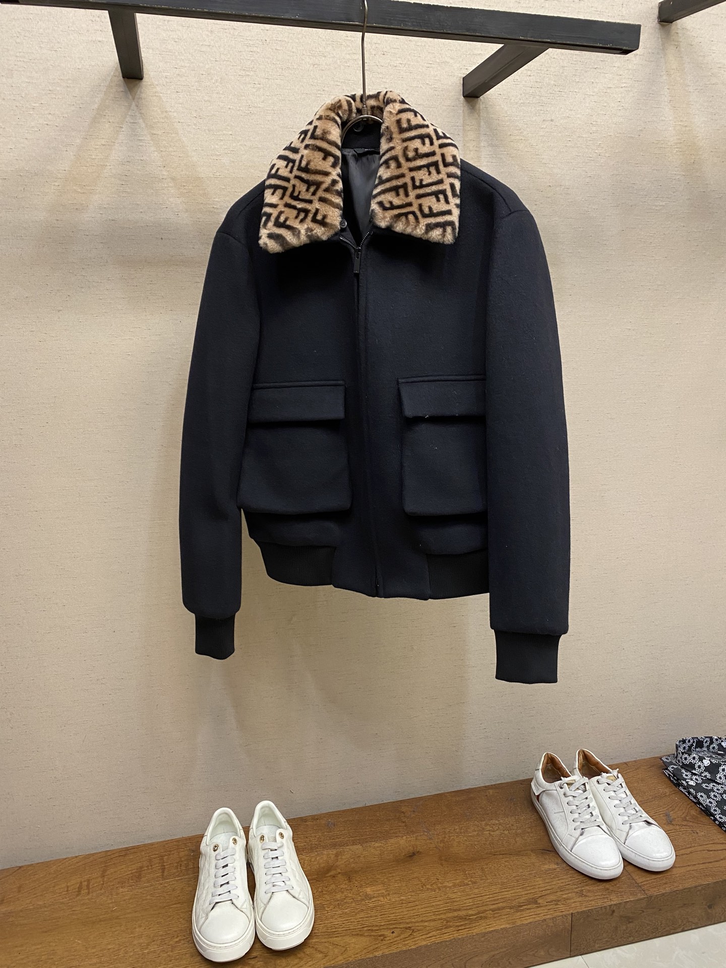 NO:541465,Fendi【High-end customization, only code change】New autumn and winter jackets, classic black wool fabric, collar is full wool, texture online. Iconic presbyterian wool collar, with luxury brand recognition. The double pocket design is practical and cool, neat tailoring is suitable for diverse scenes. Wear it in autumn and winter, and easily grasp high-end fashion, allowing you to stand out in both streets and fashion occasions~ Size 48-54,,fendi, jackets & coats,alexander wang19860909Fendi【高端定制,只可换码】秋冬新品夹克,经典黑色羊毛面料,领子是全羊毛,质感在线 .标志性老花毛领,自带奢牌辨识度 双口袋设计实用又添酷感,利落剪裁适配多元场景,秋冬穿它,轻松拿捏高级时髦,让你在街头与时尚场合都脱颖而出~ 尺码48-54,,fendi,jackets & coats,alexander wang,Men's clothing