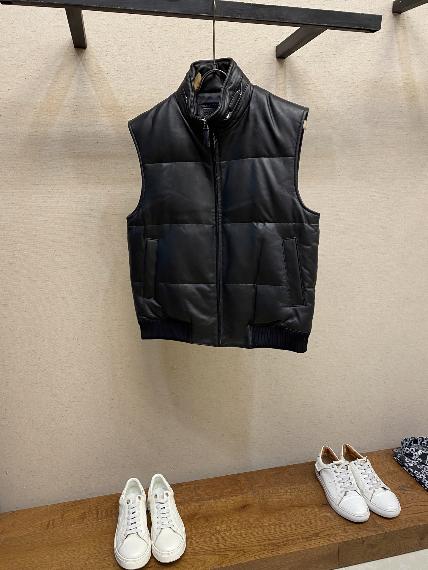 NO:541479,Prada [high-end customization, only code changeable] leather down vest imported lambskin filling 90 white goose down feel delicate and soft, warm and strong classic without logo Triangle logo decoration can be worn for ten years out of time Size 48-56,,prada, down jacket, sheepskin,alexander wang19860909Prada【高端定制,只可换码】皮羽绒马甲 进口小羊皮填充 90 白鹅绒 手感细腻柔软 保暖超强 经典无 logo 三角标装饰 可穿十年不过时 尺码48-56,,prada,down jacket,sheepskin,alexander wang,Men's clothing