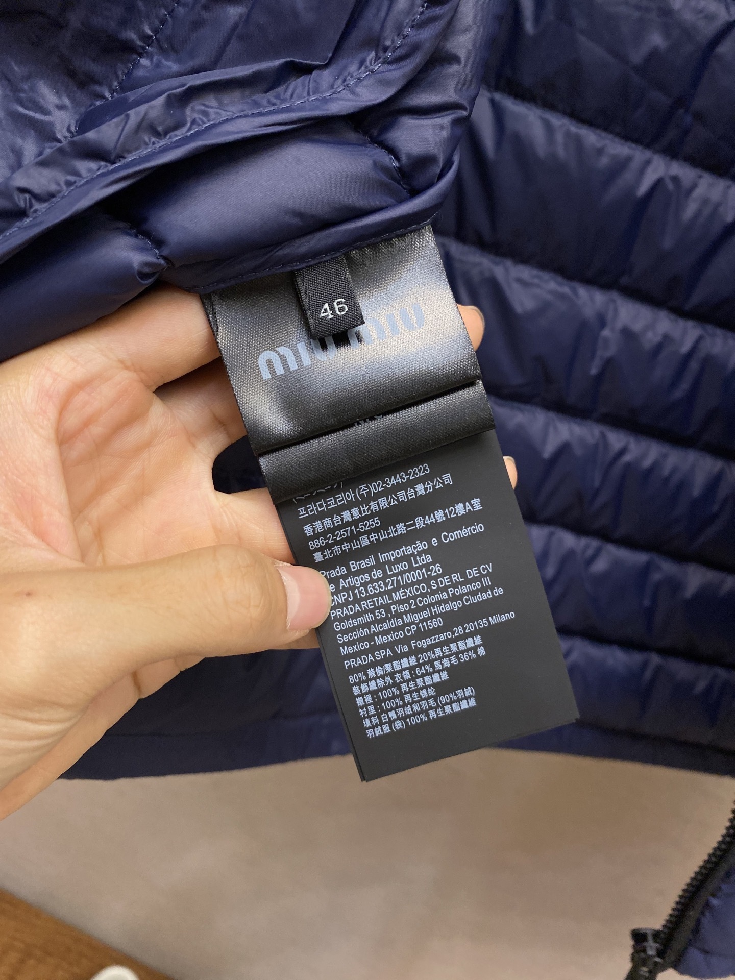 🌟🌟Miu Miu 饰刺绣羽绒马甲面料选择:选用高支数的聚酰胺纤维打造的高端尼龙面料,以出色的抗拉强度和