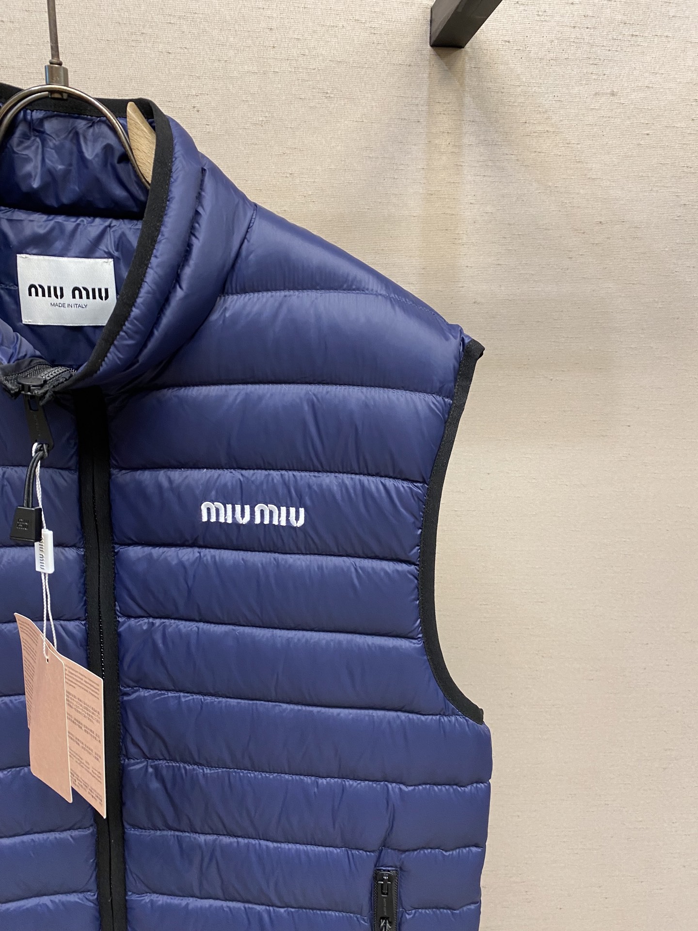 🌟🌟Miu Miu 饰刺绣羽绒马甲面料选择:选用高支数的聚酰胺纤维打造的高端尼龙面料,以出色的抗拉强度和