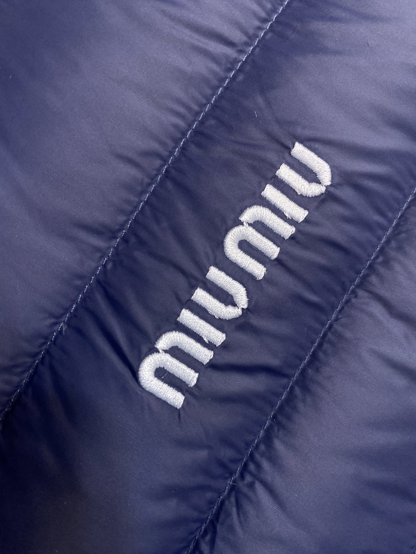 🌟🌟Miu Miu 饰刺绣羽绒马甲面料选择:选用高支数的聚酰胺纤维打造的高端尼龙面料,以出色的抗拉强度和