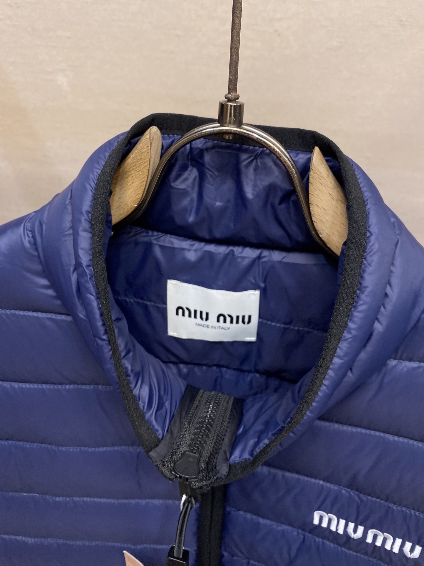 🌟🌟Miu Miu 饰刺绣羽绒马甲面料选择:选用高支数的聚酰胺纤维打造的高端尼龙面料,以出色的抗拉强度和
