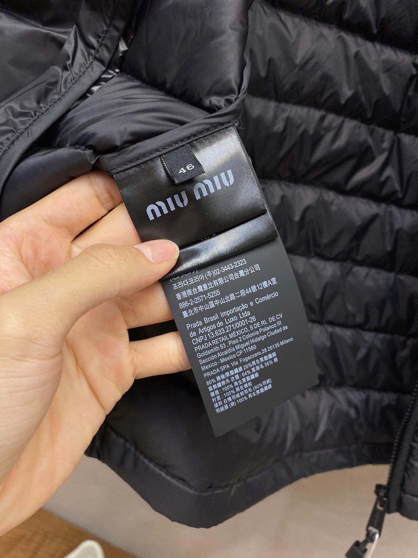 🌟🌟Miu Miu 饰刺绣羽绒马甲面料选择:选用高支数的聚酰胺纤维打造的高端尼龙面料,以出色的抗拉强度和
