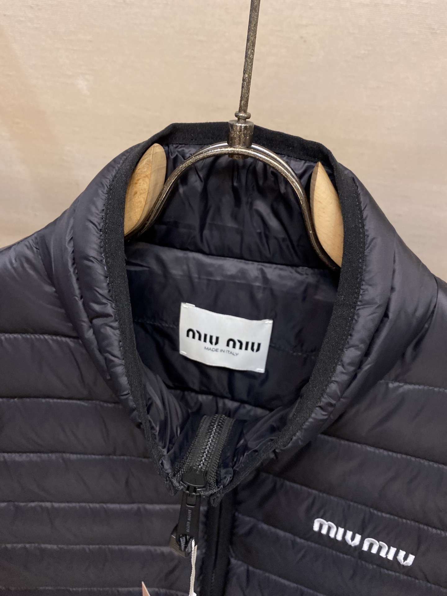 🌟🌟Miu Miu 饰刺绣羽绒马甲面料选择:选用高支数的聚酰胺纤维打造的高端尼龙面料,以出色的抗拉强度和