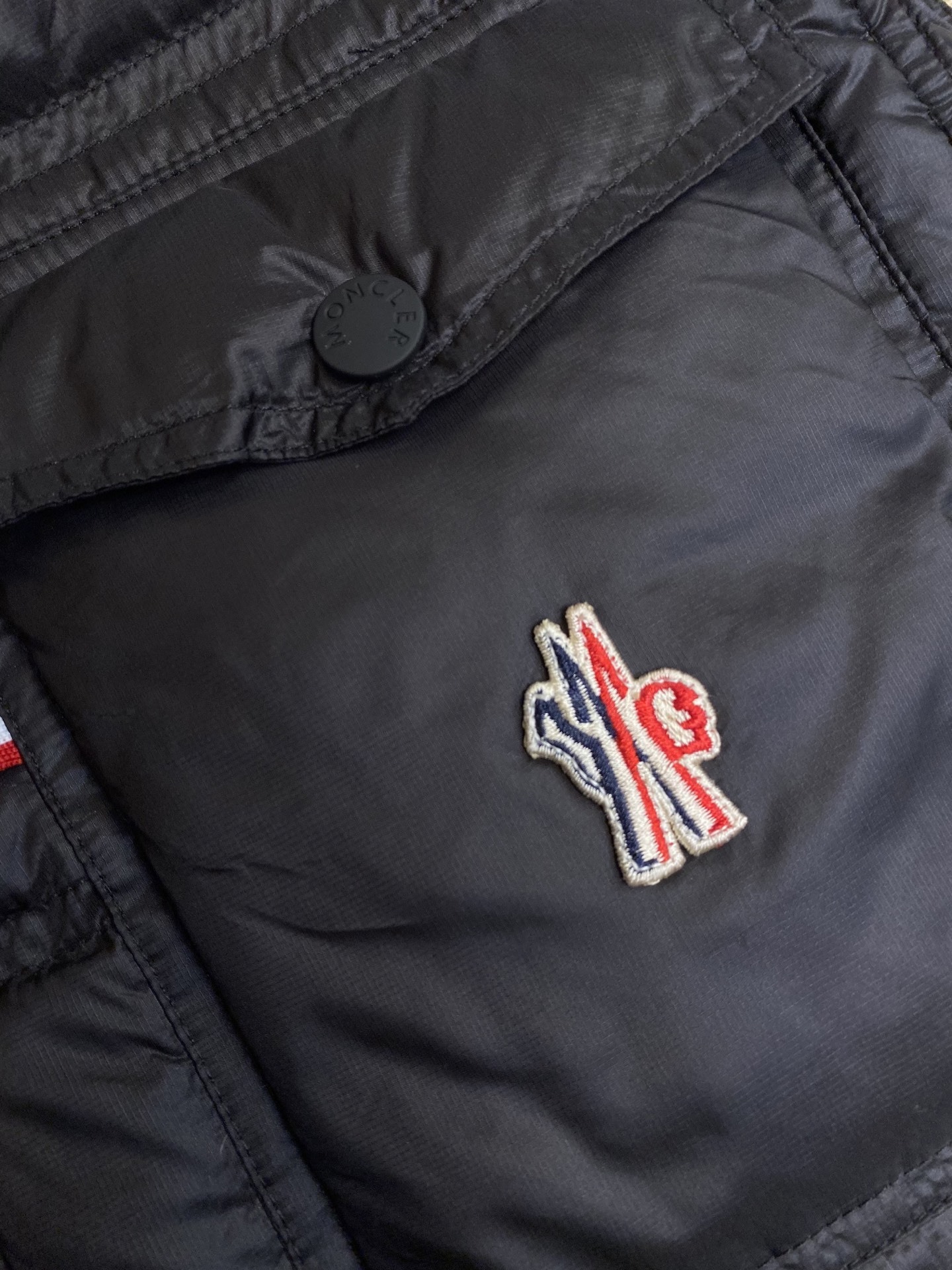 🌟🌟Moncler、饰反光标羽绒马甲面料选择:选用极细锦纶纱线通过高密度的方式编织而成,单位面积内的纱线