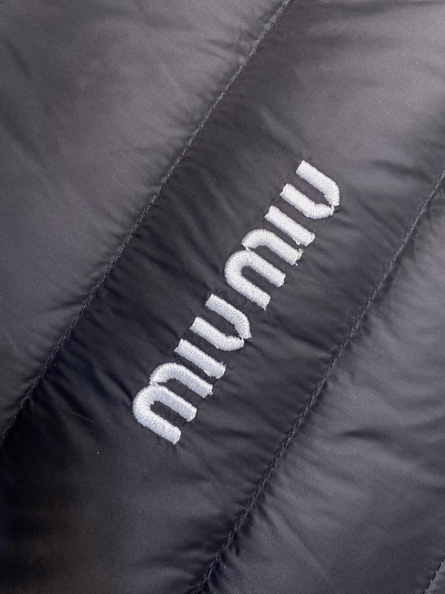 🌟🌟Miu Miu 饰刺绣羽绒马甲面料选择:选用高支数的聚酰胺纤维打造的高端尼龙面料,以出色的抗拉强度和