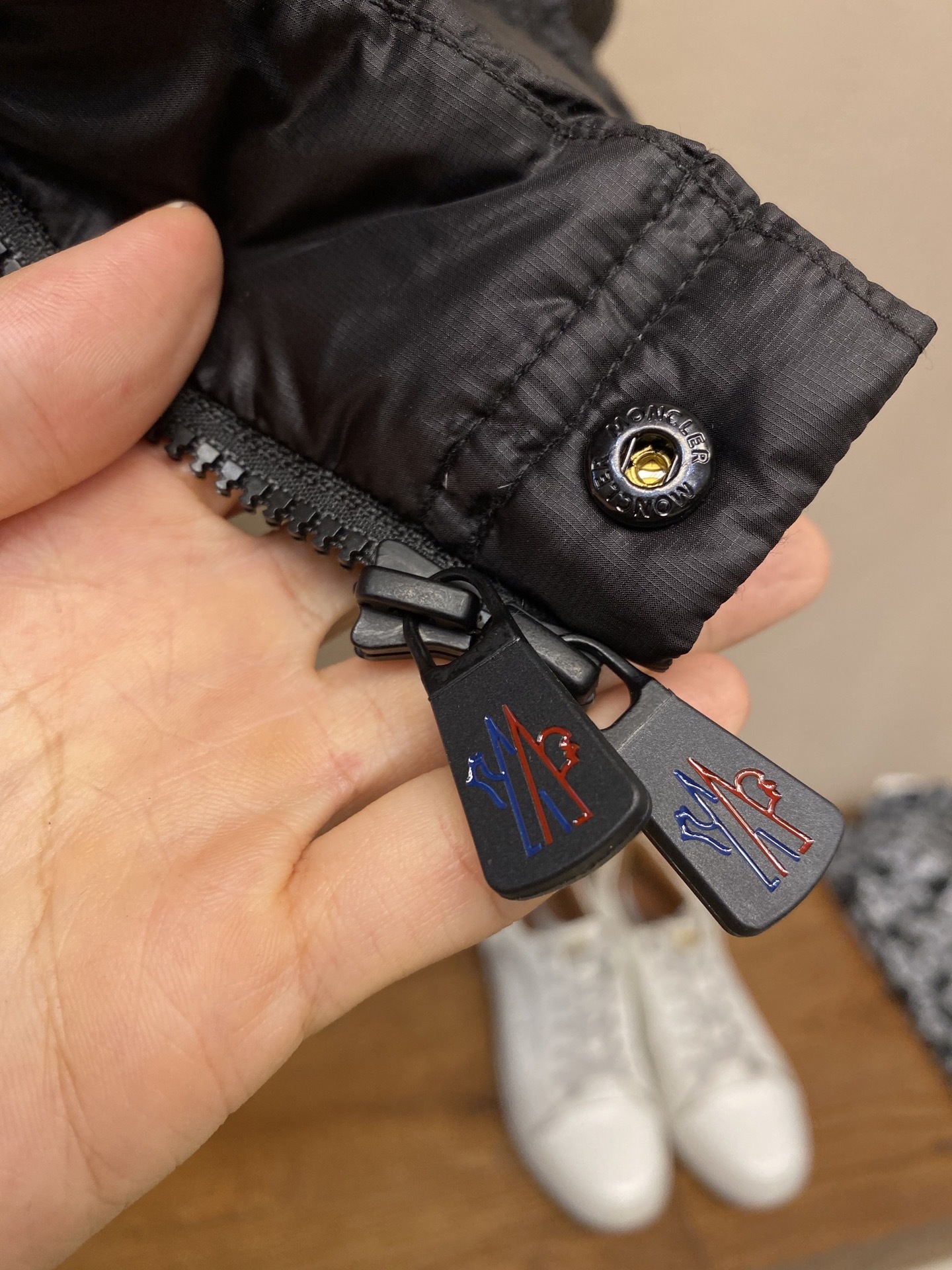 🌟🌟Moncler、饰反光标羽绒马甲面料选择:选用极细锦纶纱线通过高密度的方式编织而成,单位面积内的纱线