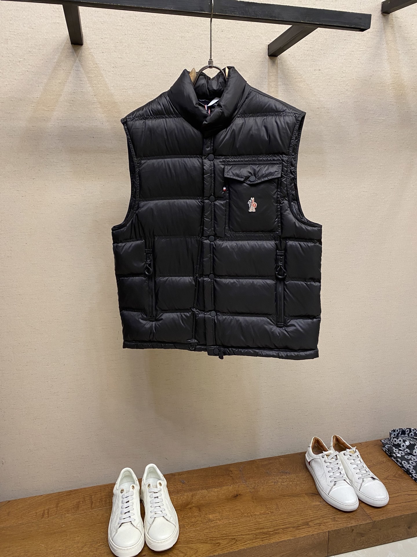 🌟🌟Moncler、饰反光标羽绒马甲面料选择:选用极细锦纶纱线通过高密度的方式编织而成,单位面积内的纱线