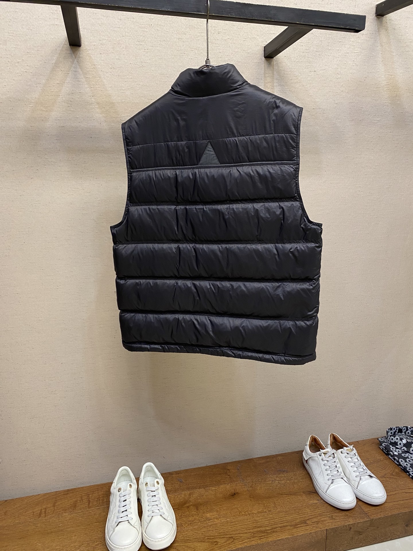 🌟🌟Moncler、饰反光标羽绒马甲面料选择:选用极细锦纶纱线通过高密度的方式编织而成,单位面积内的纱线