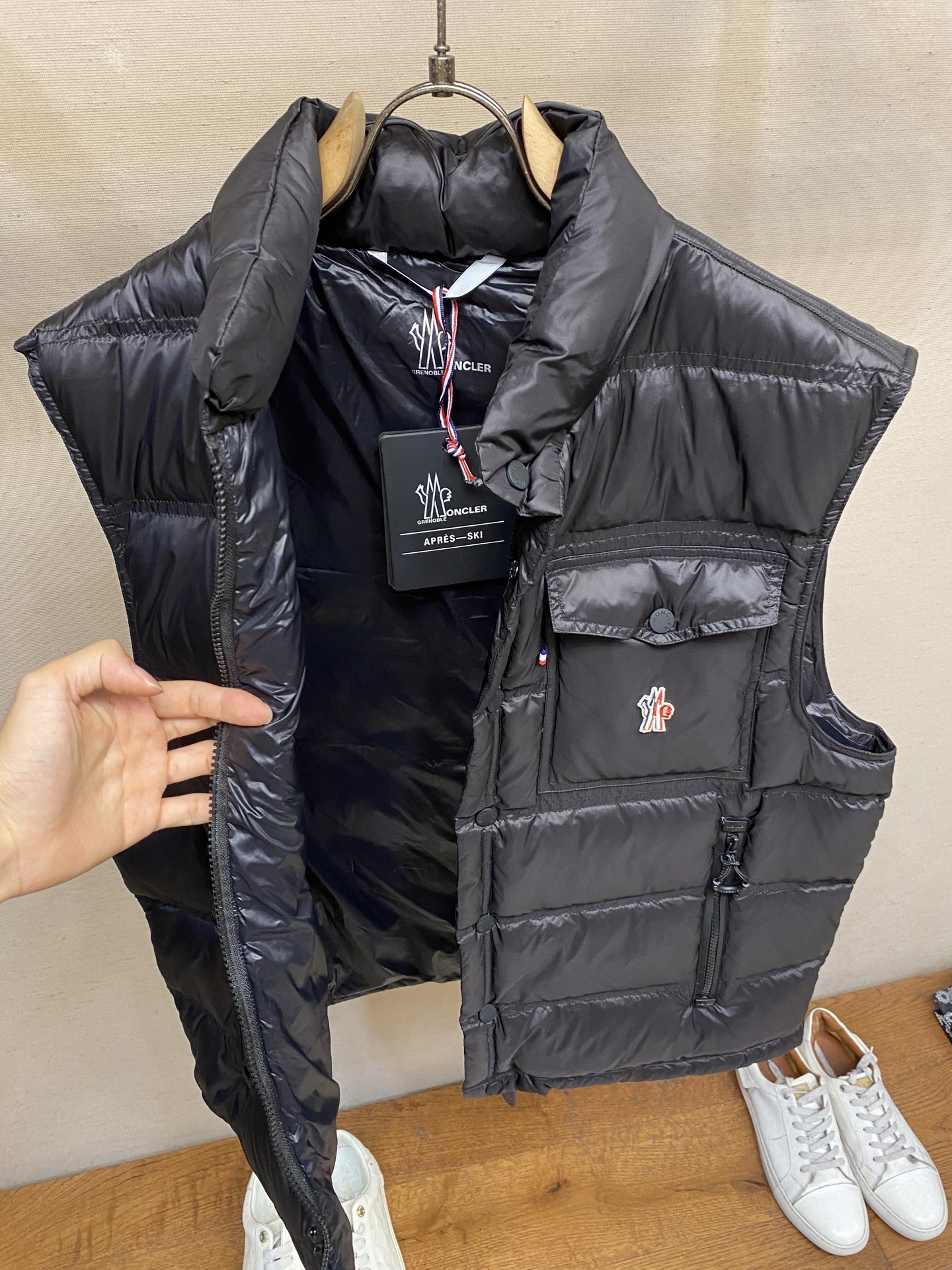 🌟🌟Moncler、饰反光标羽绒马甲面料选择:选用极细锦纶纱线通过高密度的方式编织而成,单位面积内的纱线