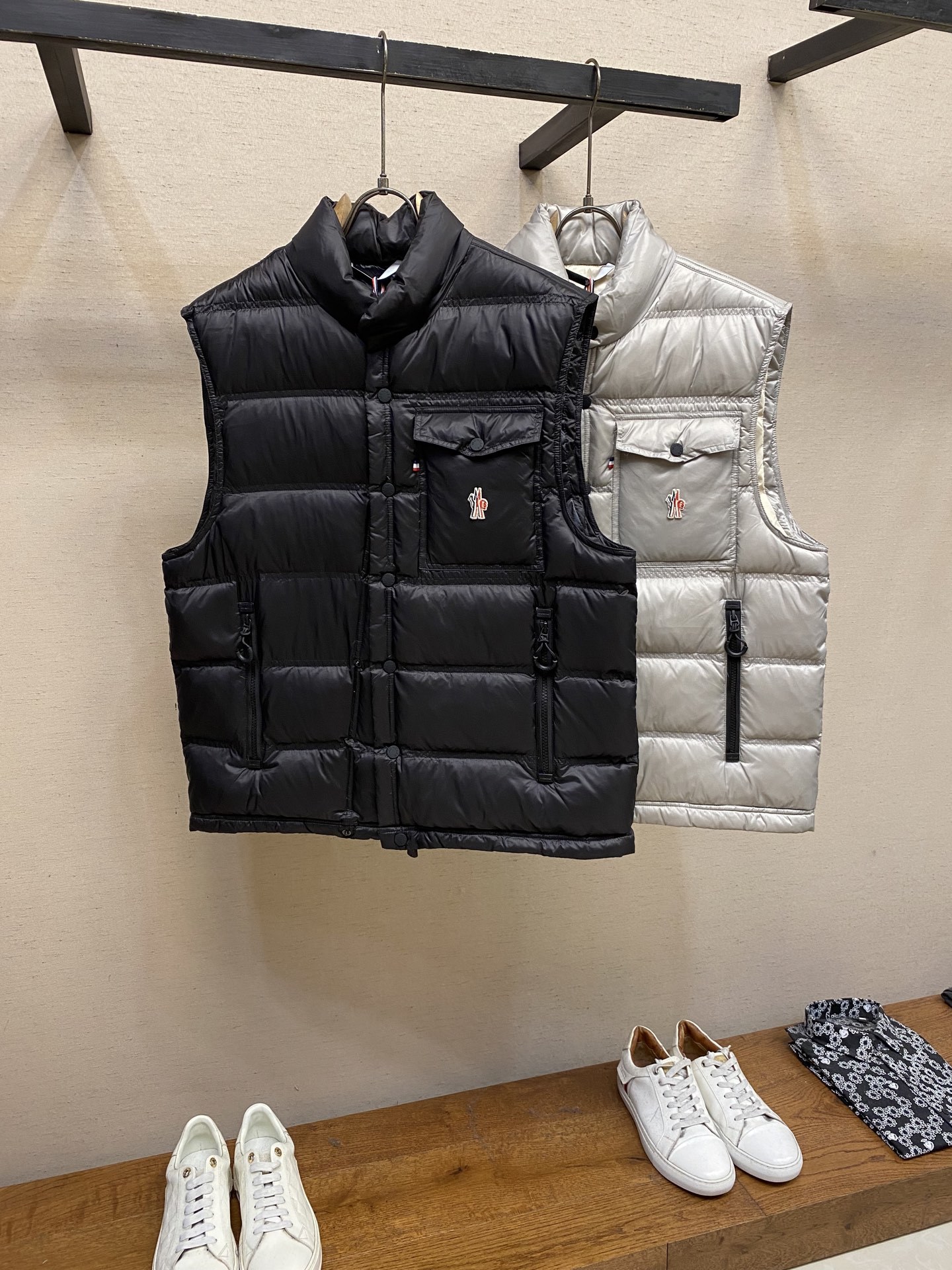 🌟🌟Moncler、饰反光标羽绒马甲面料选择:选用极细锦纶纱线通过高密度的方式编织而成,单位面积内的纱线
