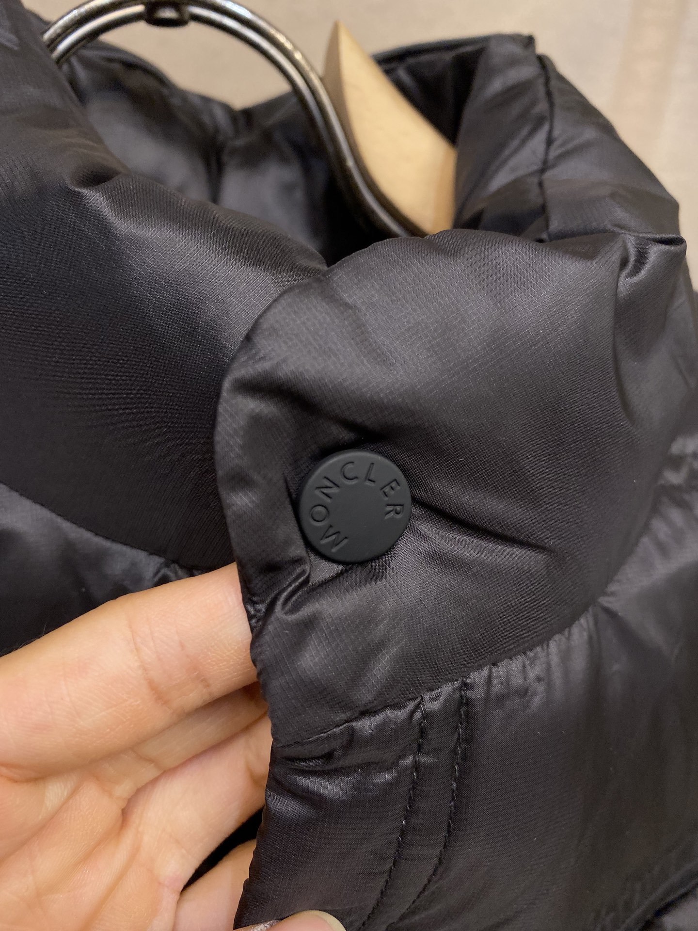 🌟🌟Moncler、饰反光标羽绒马甲面料选择:选用极细锦纶纱线通过高密度的方式编织而成,单位面积内的纱线