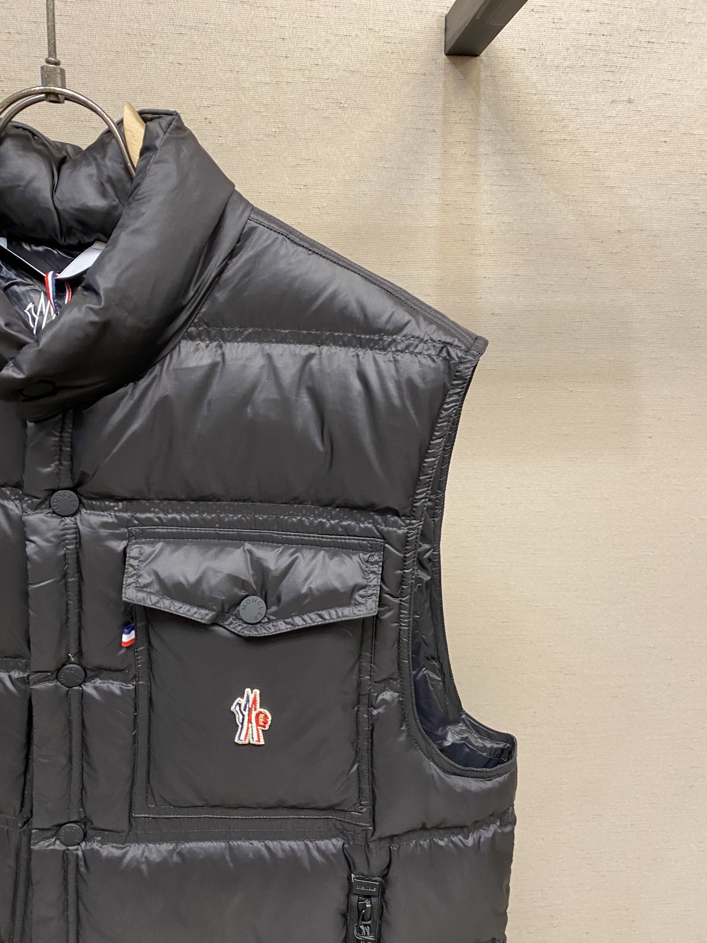 🌟🌟Moncler、饰反光标羽绒马甲面料选择:选用极细锦纶纱线通过高密度的方式编织而成,单位面积内的纱线