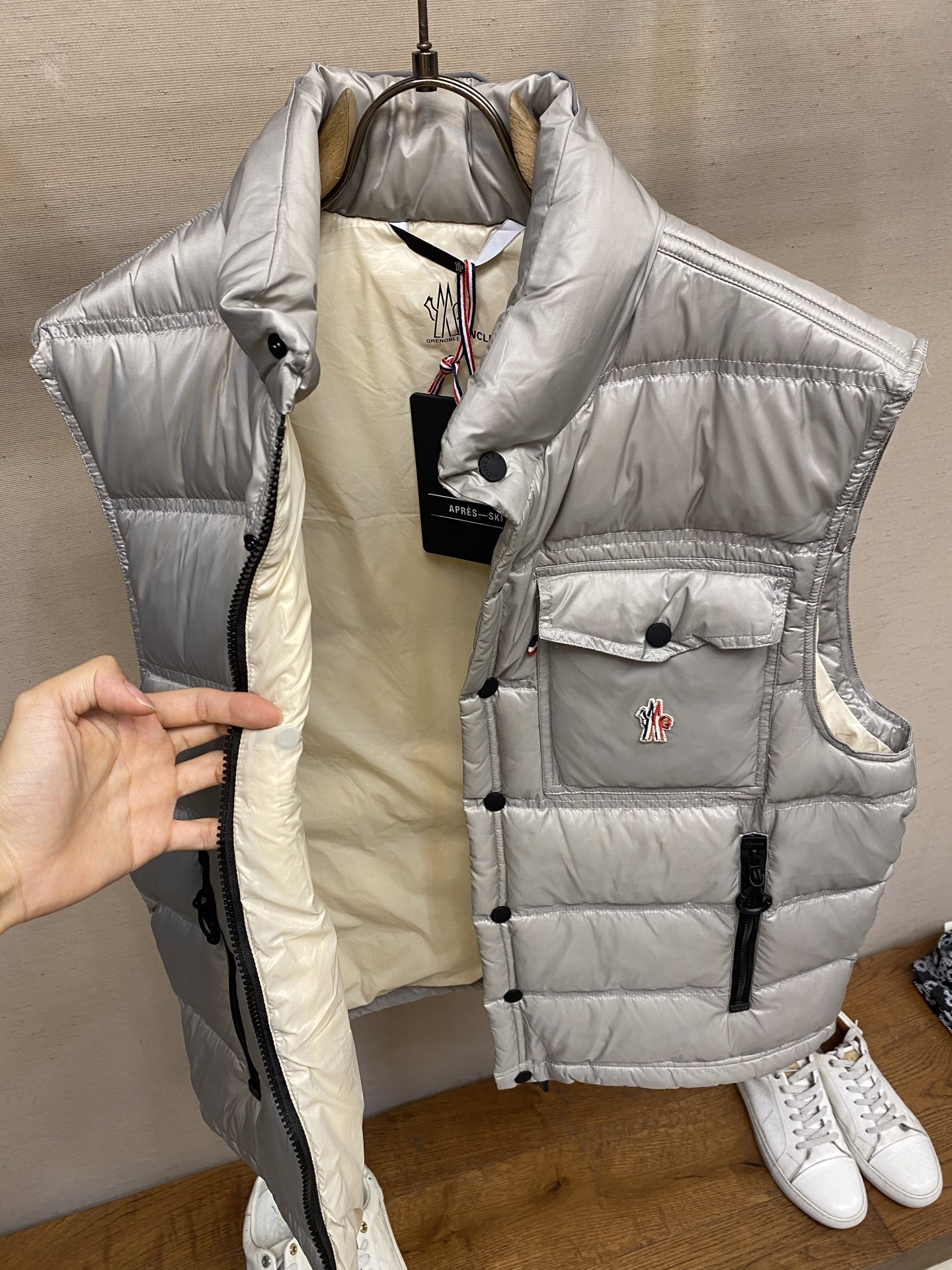 🌟🌟Moncler、饰反光标羽绒马甲面料选择:选用极细锦纶纱线通过高密度的方式编织而成,单位面积内的纱线