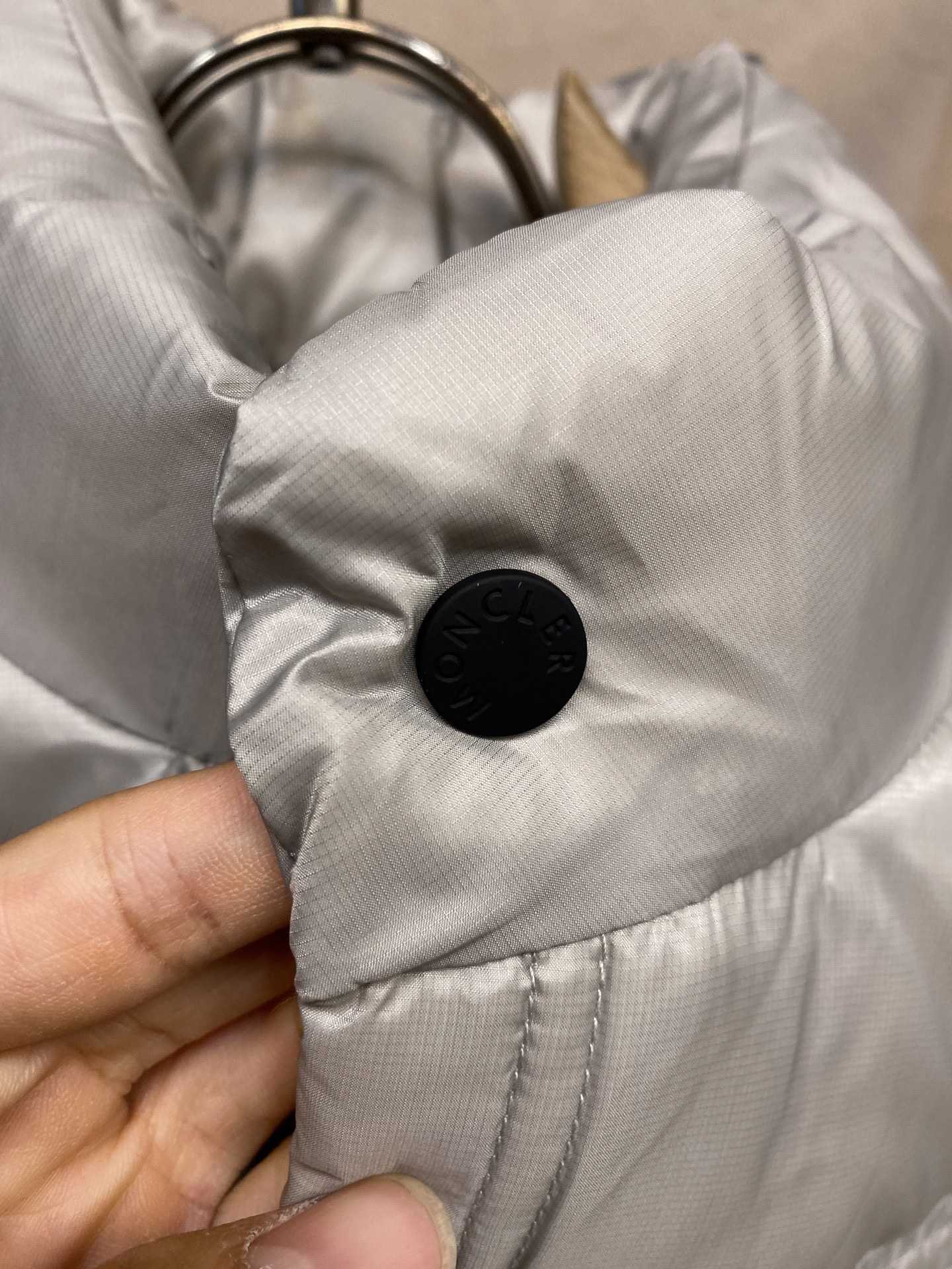 🌟🌟Moncler、饰反光标羽绒马甲面料选择:选用极细锦纶纱线通过高密度的方式编织而成,单位面积内的纱线