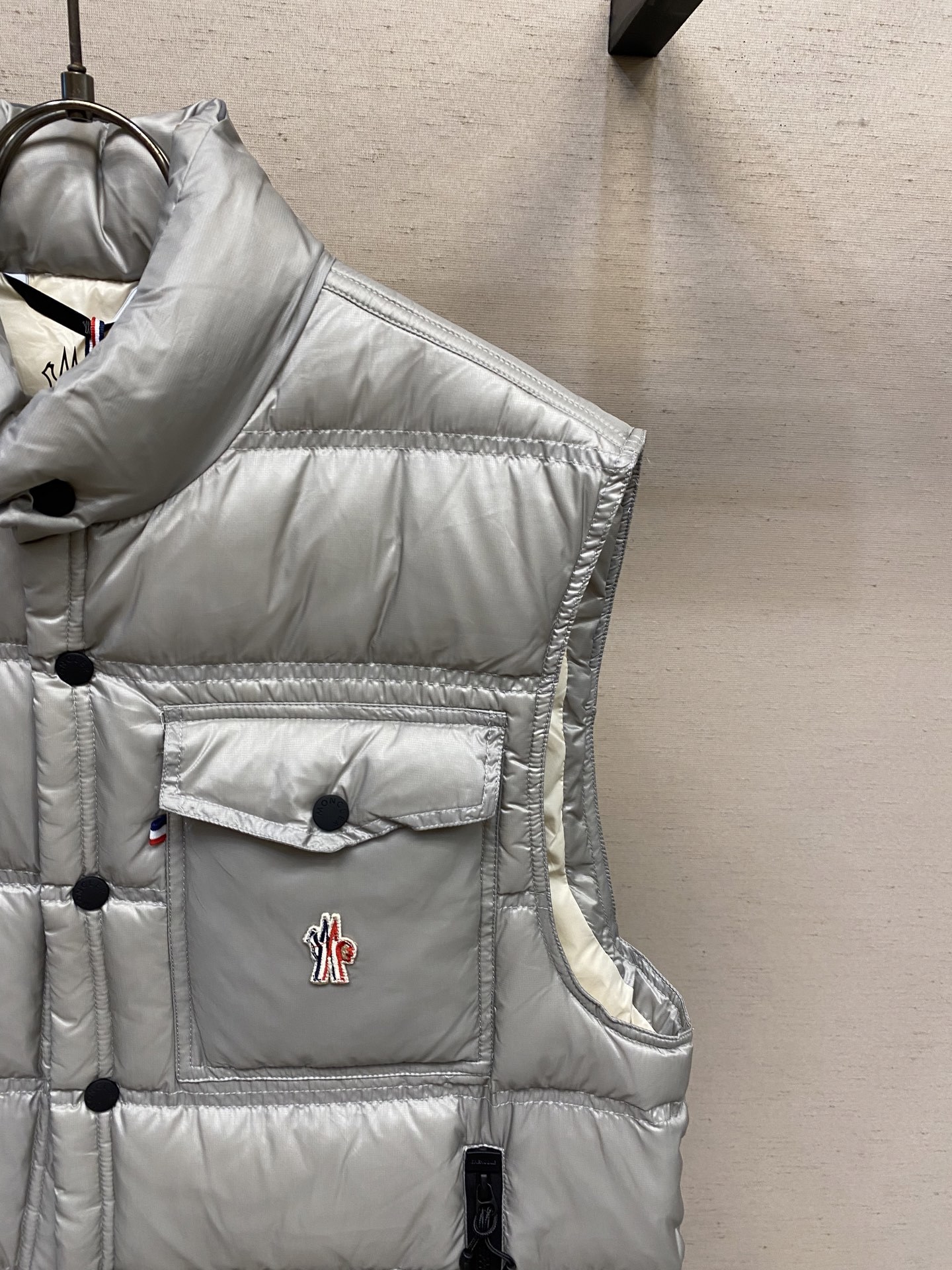 🌟🌟Moncler、饰反光标羽绒马甲面料选择:选用极细锦纶纱线通过高密度的方式编织而成,单位面积内的纱线
