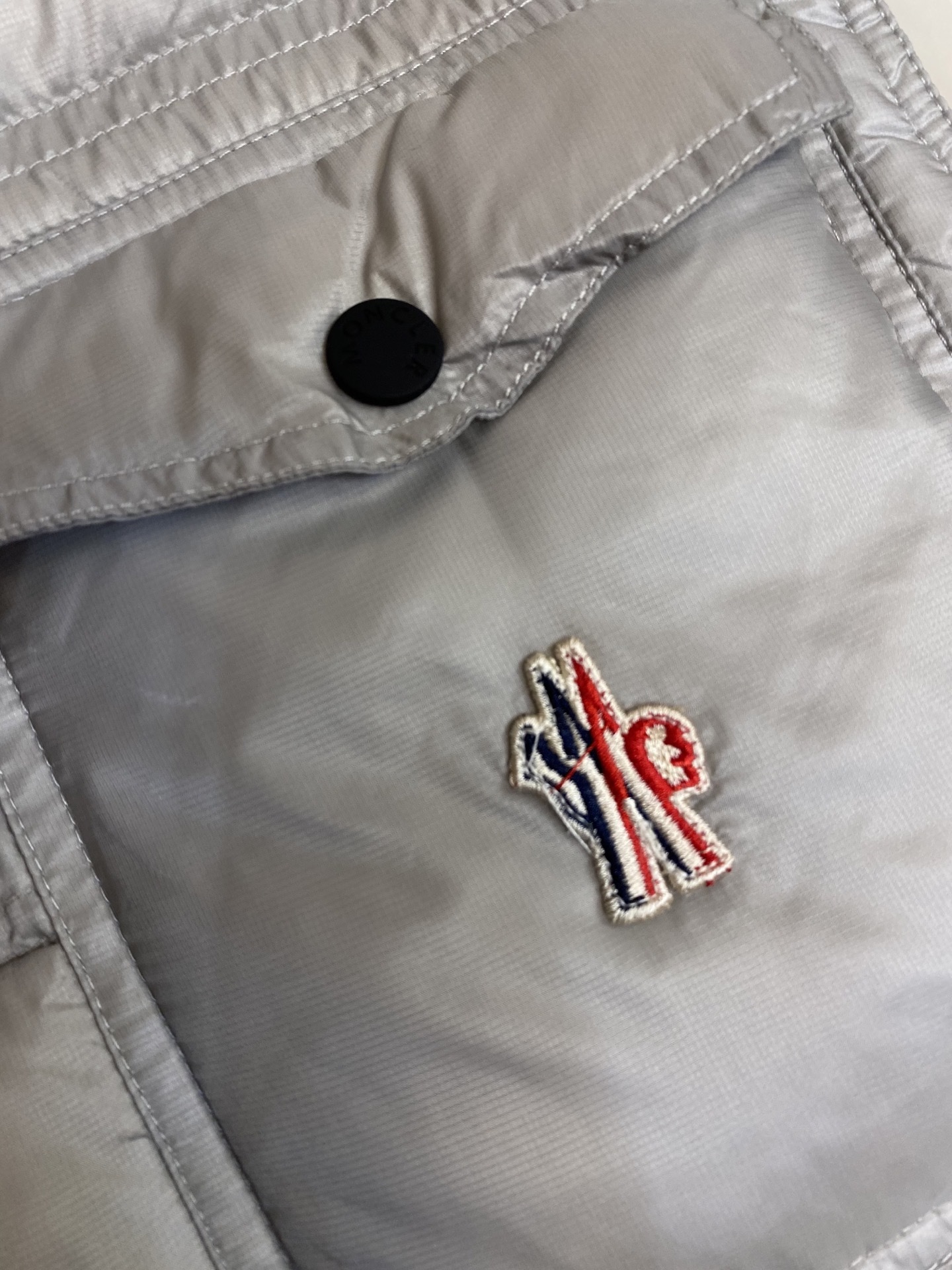🌟🌟Moncler、饰反光标羽绒马甲面料选择:选用极细锦纶纱线通过高密度的方式编织而成,单位面积内的纱线