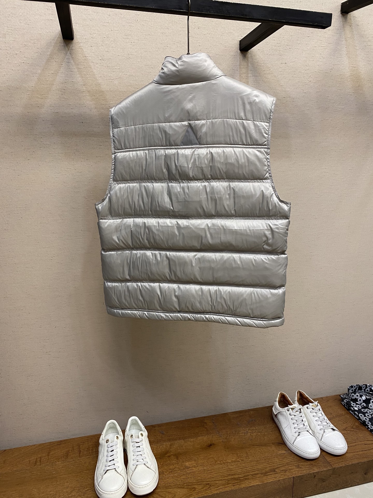 🌟🌟Moncler、饰反光标羽绒马甲面料选择:选用极细锦纶纱线通过高密度的方式编织而成,单位面积内的纱线