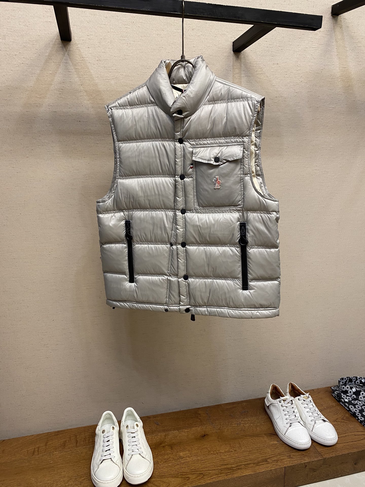 🌟🌟Moncler、饰反光标羽绒马甲面料选择:选用极细锦纶纱线通过高密度的方式编织而成,单位面积内的纱线