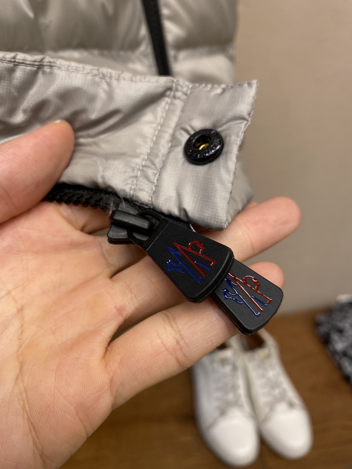 🌟🌟Moncler、饰反光标羽绒马甲面料选择:选用极细锦纶纱线通过高密度的方式编织而成,单位面积内的纱线