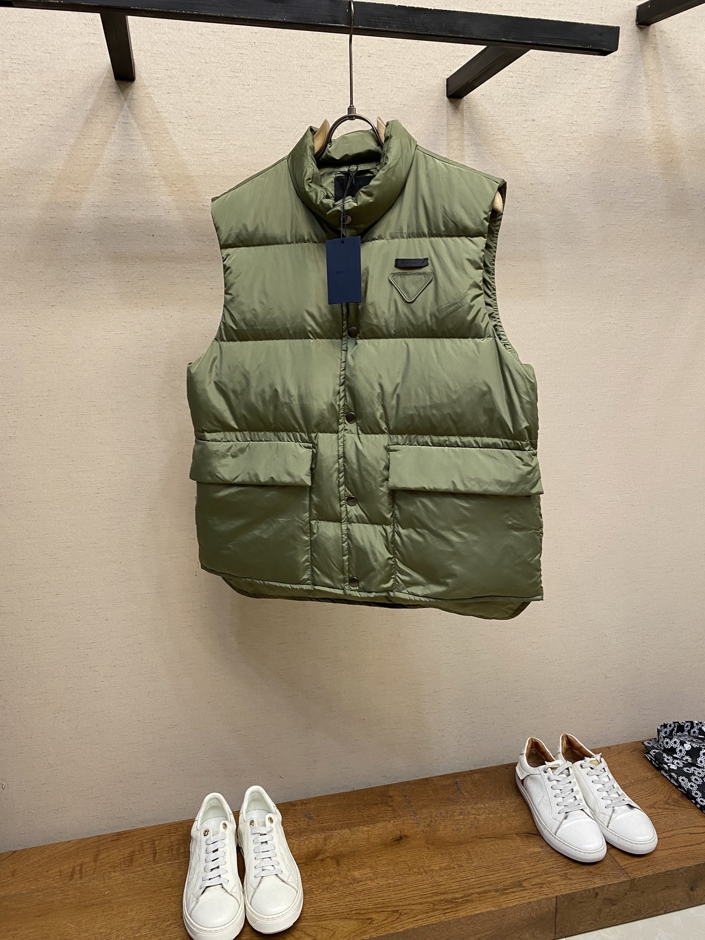 🌟🌟Prada、饰织物三角标羽绒马甲正面面料选择:选用品牌标志性的再生尼龙面料,与传统尼龙性能相当,具备