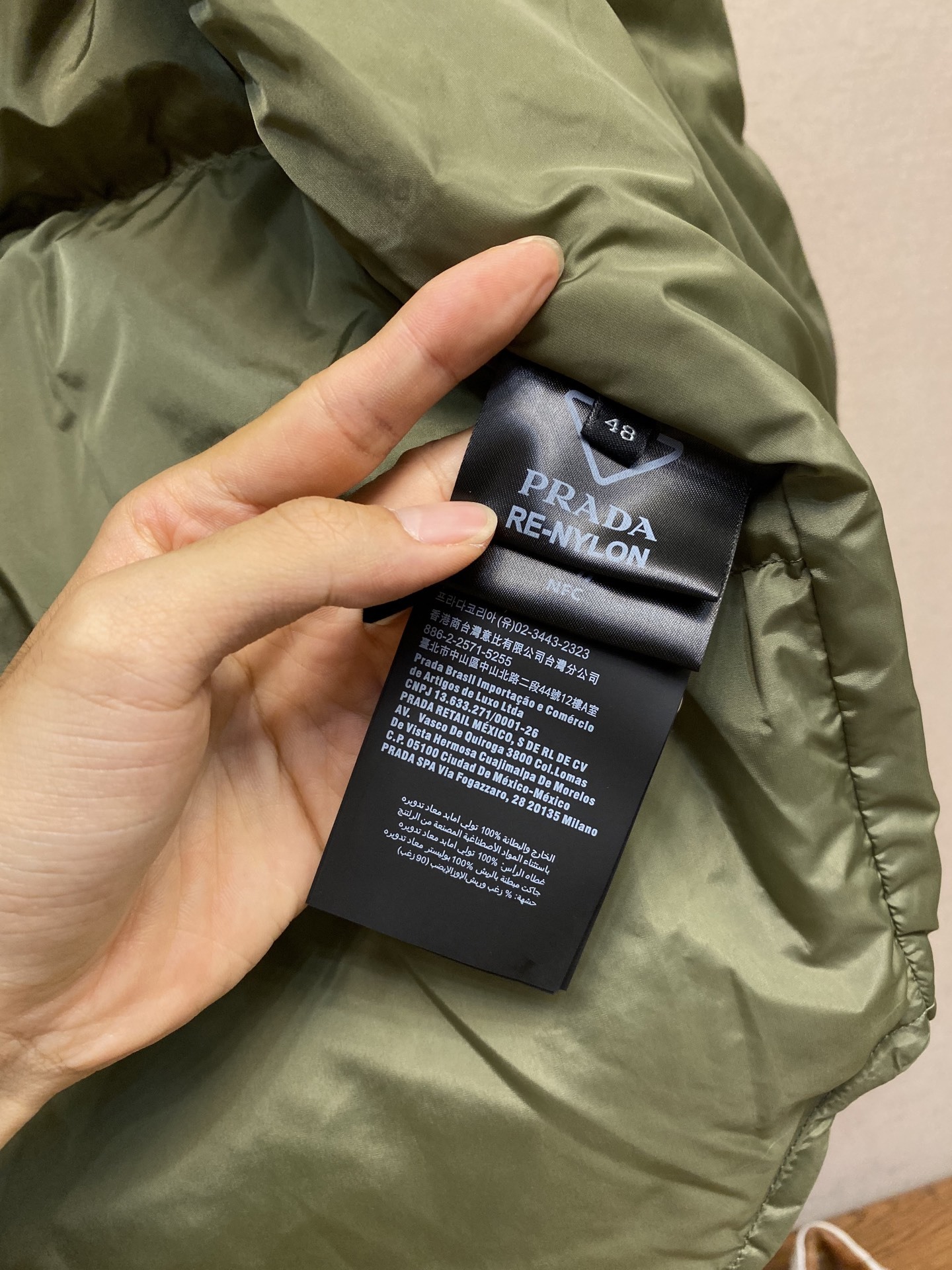 🌟🌟Prada、饰织物三角标羽绒马甲正面面料选择:选用品牌标志性的再生尼龙面料,与传统尼龙性能相当,具备