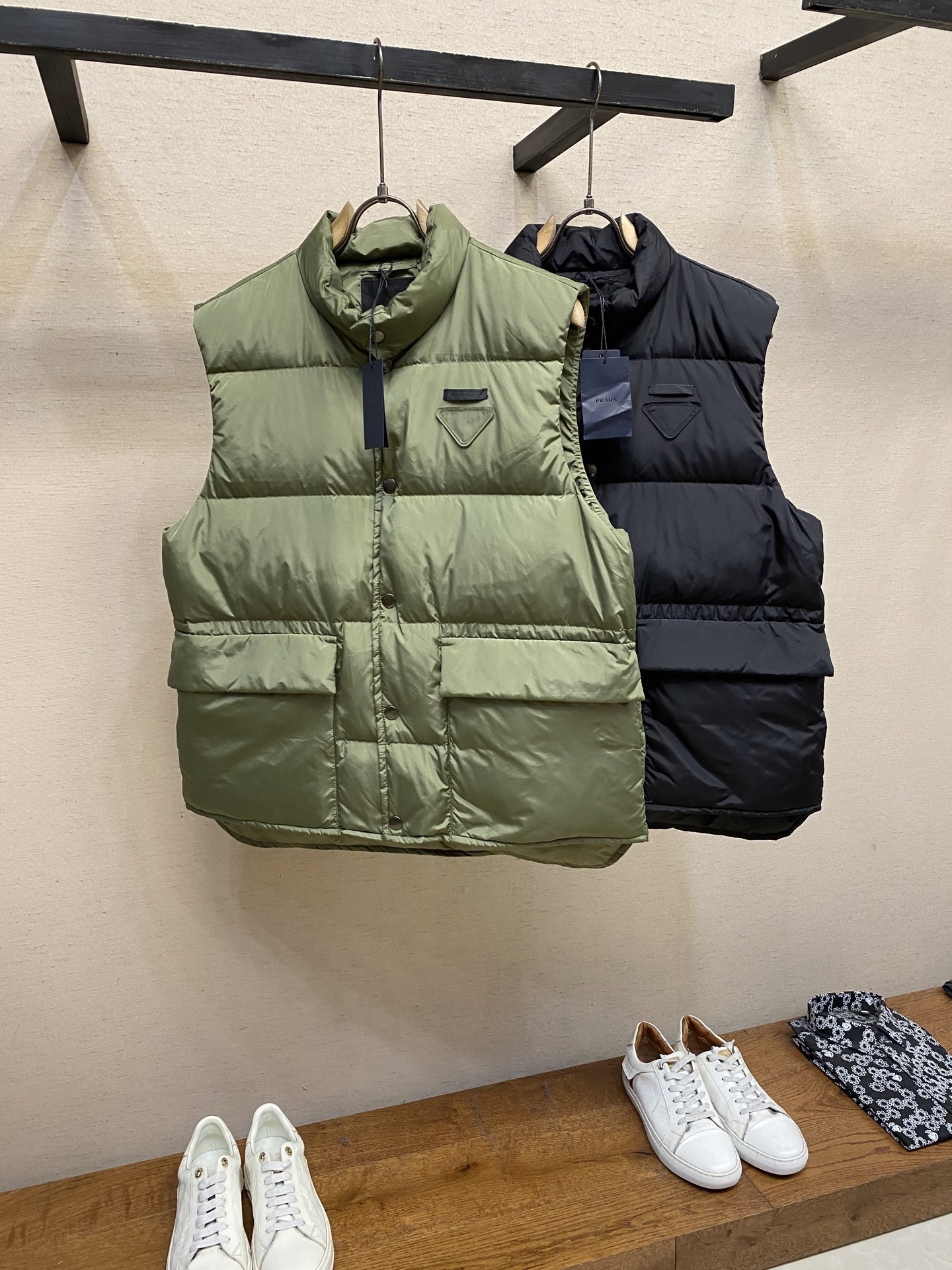 🌟🌟Prada、饰织物三角标羽绒马甲正面面料选择:选用品牌标志性的再生尼龙面料,与传统尼龙性能相当,具备