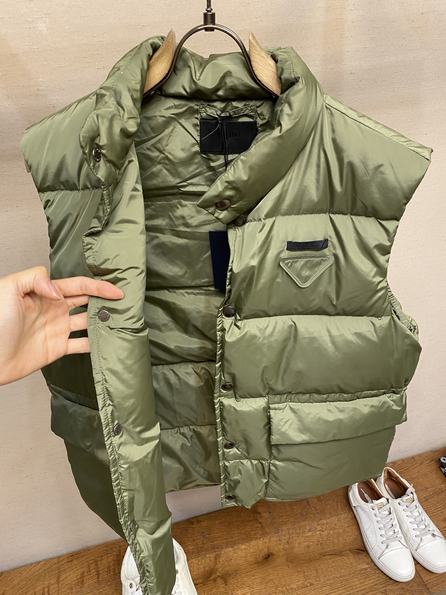 🌟🌟Prada、饰织物三角标羽绒马甲正面面料选择:选用品牌标志性的再生尼龙面料,与传统尼龙性能相当,具备
