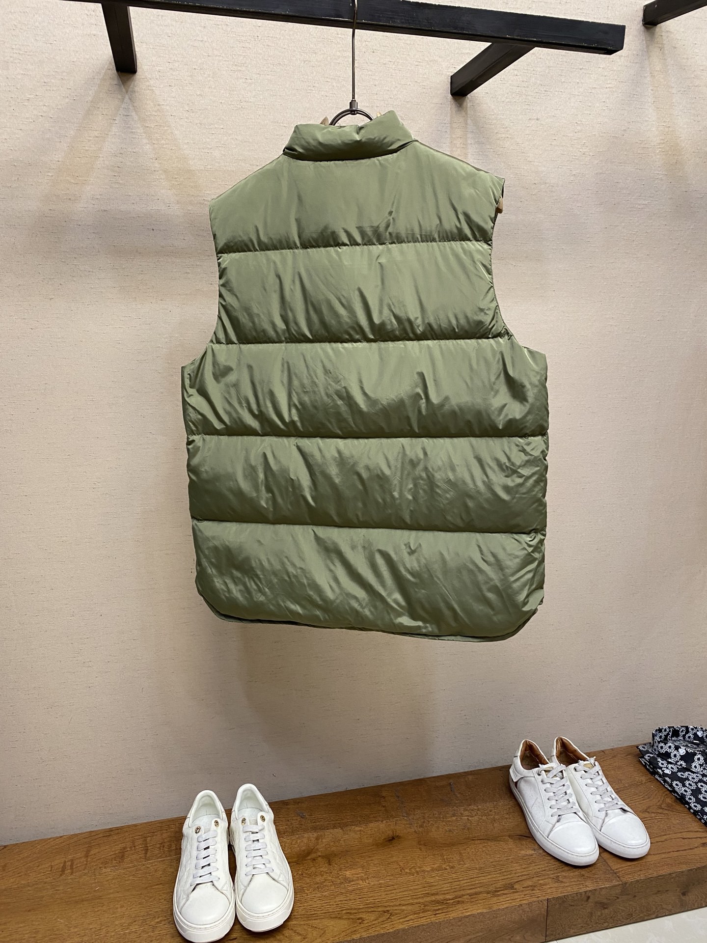 🌟🌟Prada、饰织物三角标羽绒马甲正面面料选择:选用品牌标志性的再生尼龙面料,与传统尼龙性能相当,具备