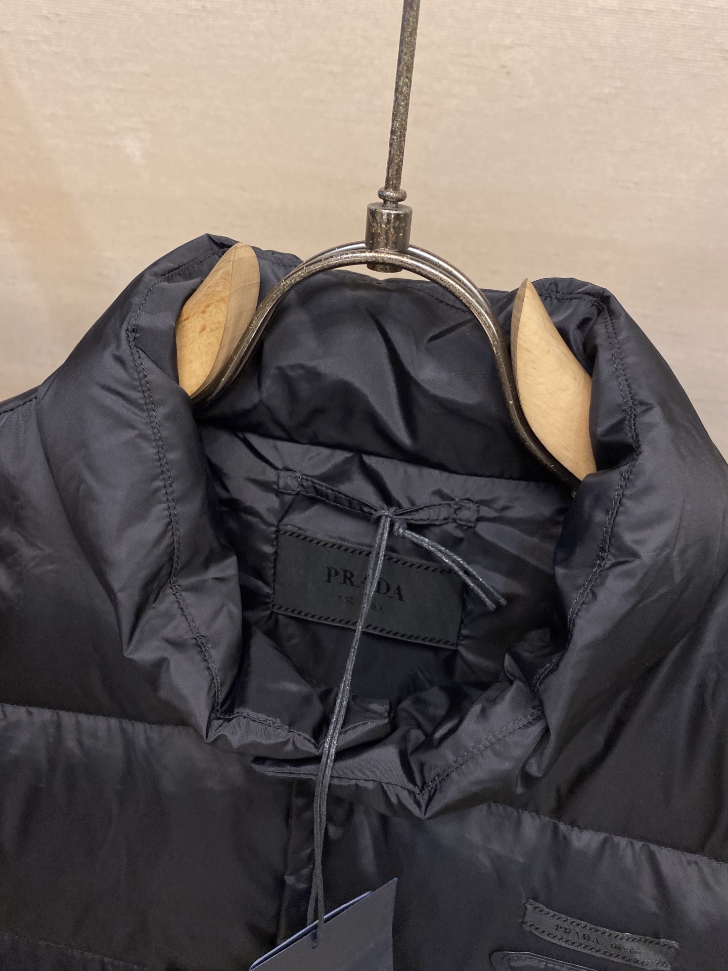🌟🌟Prada、饰织物三角标羽绒马甲正面面料选择:选用品牌标志性的再生尼龙面料,与传统尼龙性能相当,具备