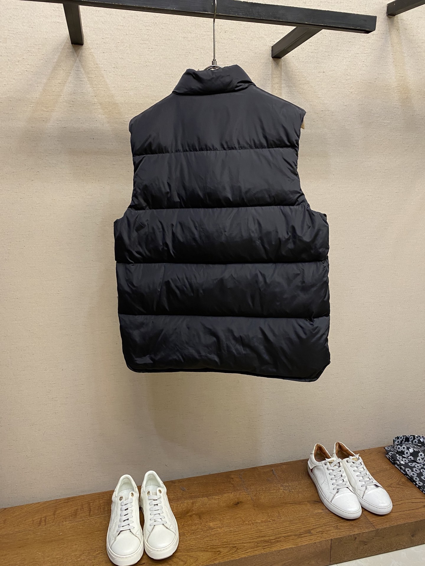 🌟🌟Prada、饰织物三角标羽绒马甲正面面料选择:选用品牌标志性的再生尼龙面料,与传统尼龙性能相当,具备