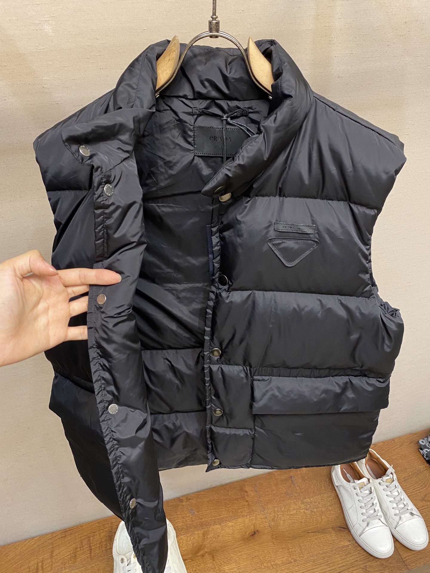 🌟🌟Prada、饰织物三角标羽绒马甲正面面料选择:选用品牌标志性的再生尼龙面料,与传统尼龙性能相当,具备