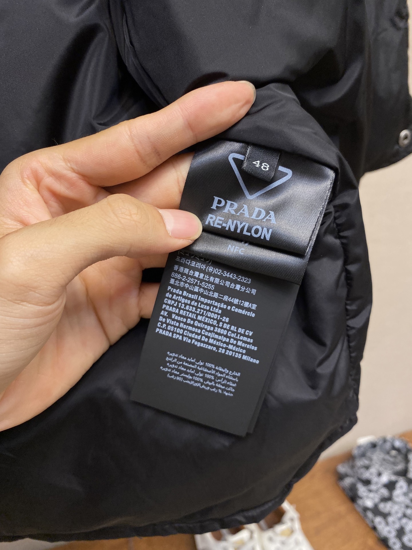 🌟🌟Prada、饰织物三角标羽绒马甲正面面料选择:选用品牌标志性的再生尼龙面料,与传统尼龙性能相当,具备