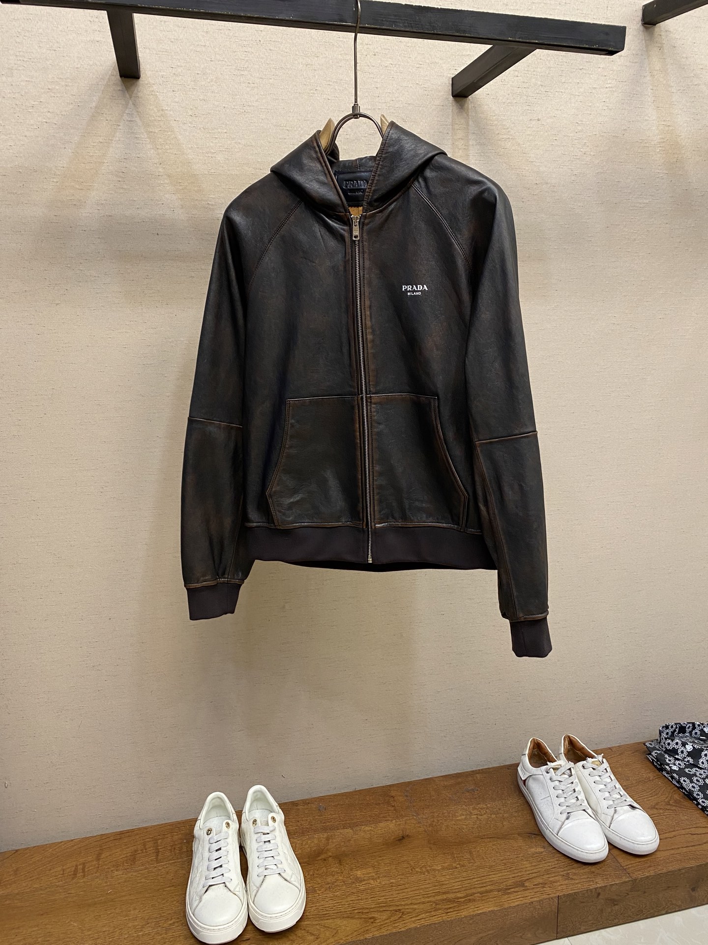 NO:538466,Prada [High-end customization, only code change] Casual hooded leather jacket, blowing out the touch, no lid, made of ultra-light sheepskin imported from Italy, polishing and making old-fashioned craftsmanship, excellent texture, only good leather embryos can be used, extremely consumable, recommended to be a must-have for old customers!  Size 48-56, Prada, Jackets & coats, sheepskin,hats,alexander wang19860909Prada【高端定制,只可换码】休闲连帽皮夹克 吹爆这款手感 无里布 意大利进口超轻柔羊皮制作 擦色做旧工艺 质感绝佳 只有好的皮胚才能用 极其耗料 推荐老客必入！ 尺码48-56,,prada,jackets & coats,sheepskin,hats,alexander wang,Men's clothing