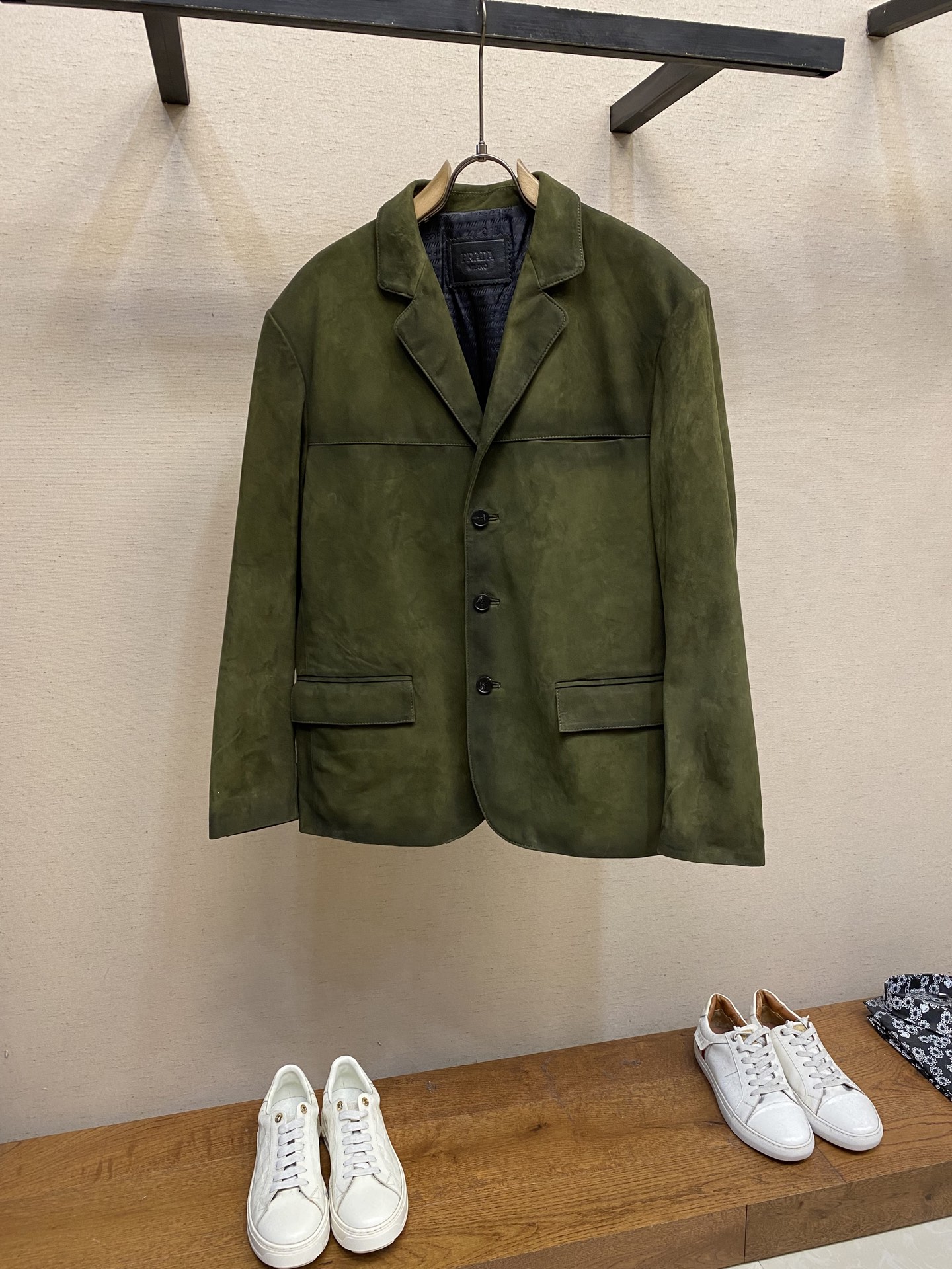 NO:538464,Prada [high-end customization, only code change] loose suits for color rubbing, mixed-type lambskin color rubbing, super high body, can be worn by both men and women The mystery after forest green color rubbing Size 48-56,,prada, sheepskin,alexander wang19860909Prada【高端定制,只可换码】擦色宽松西服 混种小羊皮 擦色工艺 上身超绝 男女都可穿 森林绿擦色后的神秘感 尺码48-56,,prada,sheepskin,alexander wang,Men's clothing