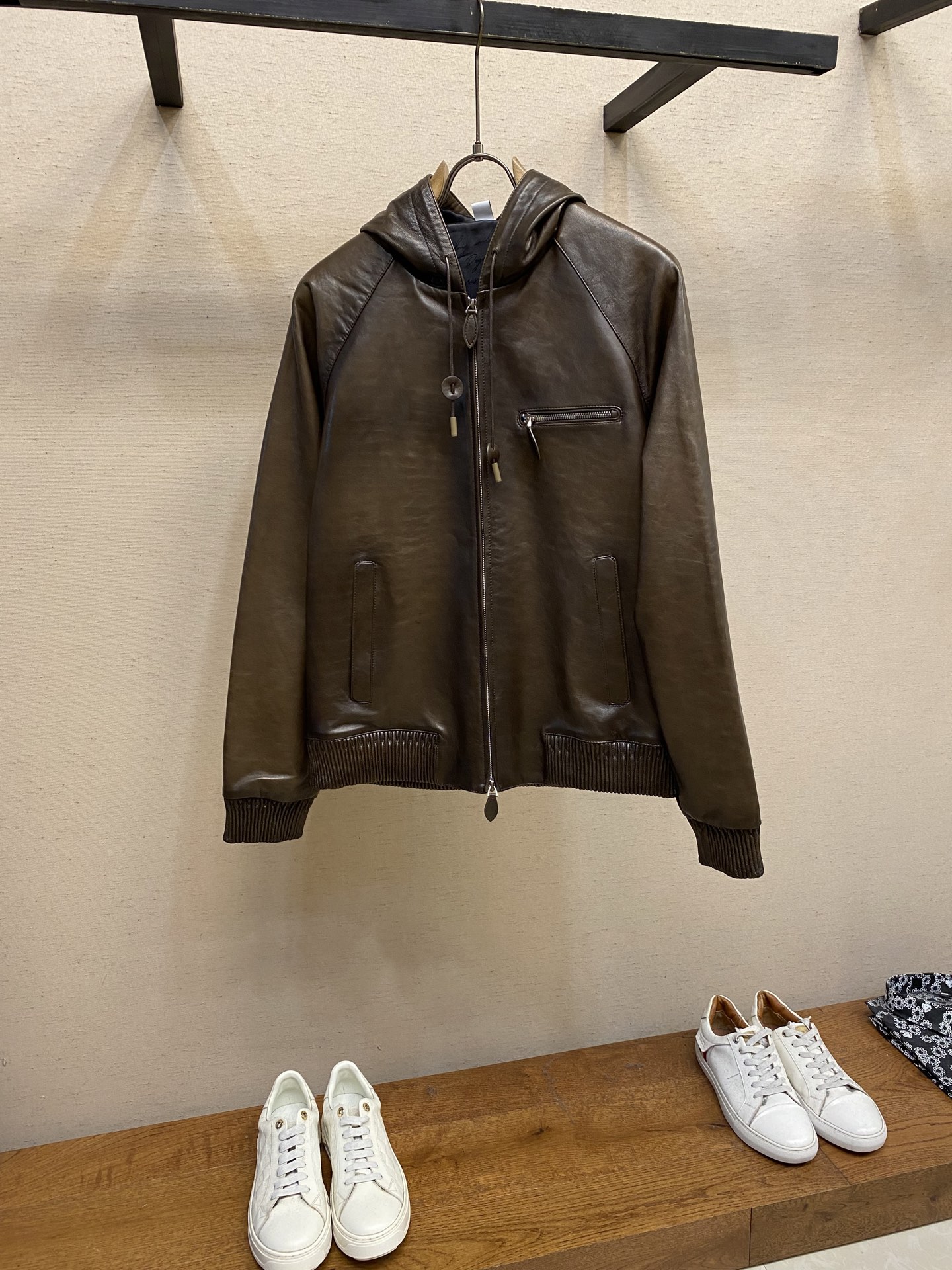 NO:538460,P Berluti [High-end customization, only code replacement] New color This one is so easy to sell before. Old customers know it. It seems simple, the process is complicated, the color that cannot be made from domestic leather. The oil edge craftsmanship is complicated and the labor cost is extremely high. The leather is soft and the feel is excellent. The old-fashioned style will not be outdated no matter how you wear it. The counter is released every year!  Size 48-56, alexander wang19860909P Berluti【高端定制,只可换码】新色 这款之前多好卖老客人知道 看似简单 工艺复杂 国产皮做不出的颜色 油边工艺各种繁琐细节 人工费极高.皮质柔软,手感极好,老钱风怎么穿都不会过时,专柜每年都出！ 尺码48-56,,alexander wang,Men's clothing