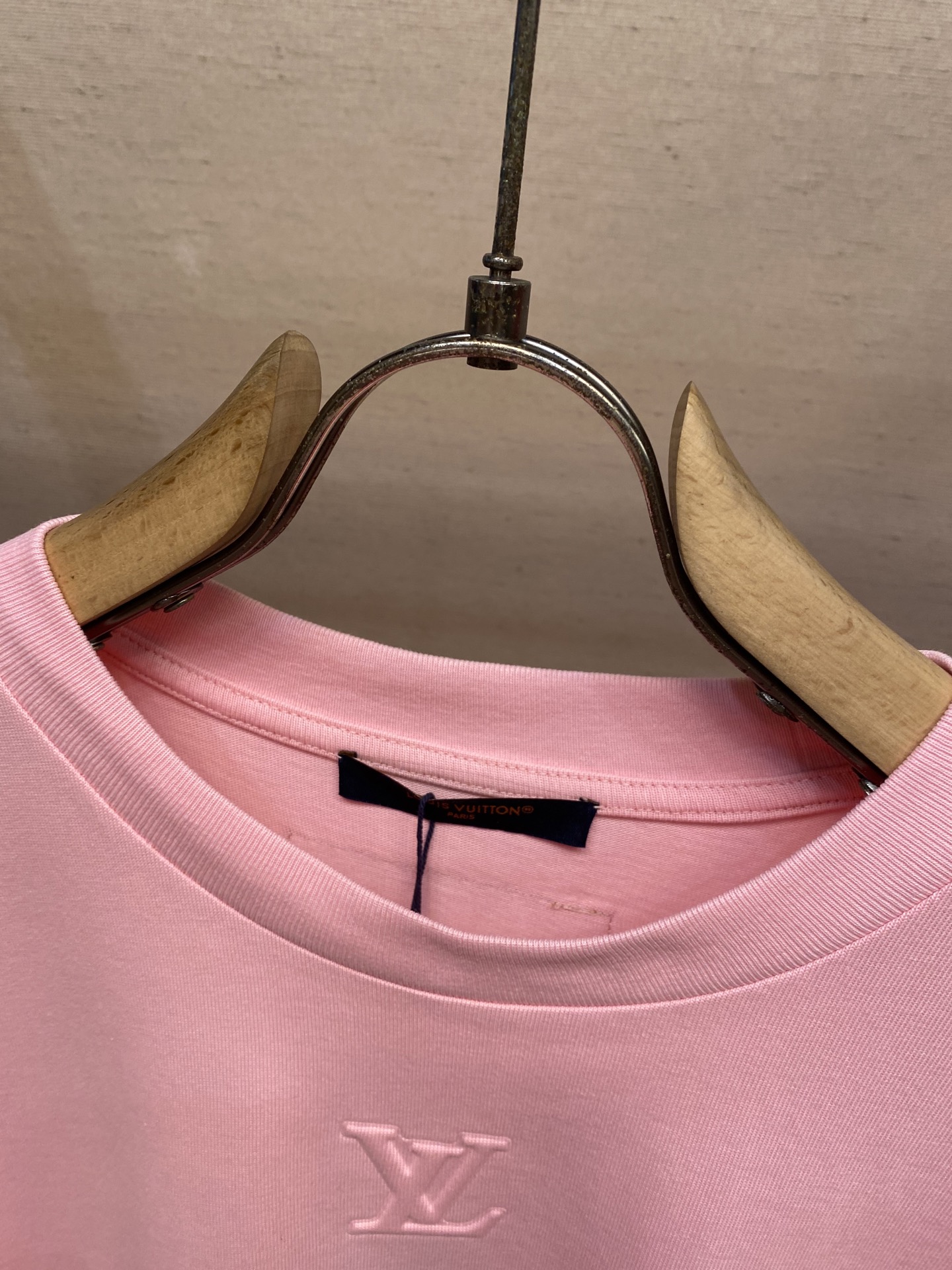 🌟🌟 1V 路易家 本款 T 恤取材柔软重磅100%纯棉，以轻盈硅质塑造正面 1V 标识压纹，与zP一致